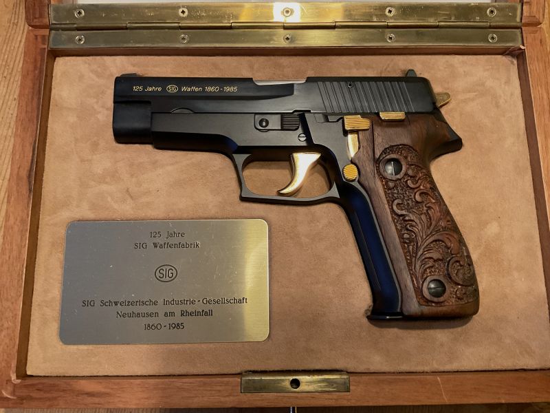 Pistole SIG JR226 Jubiläumsmodell 125Jahre im Holzkasten 9mmLuger SNR JP1645