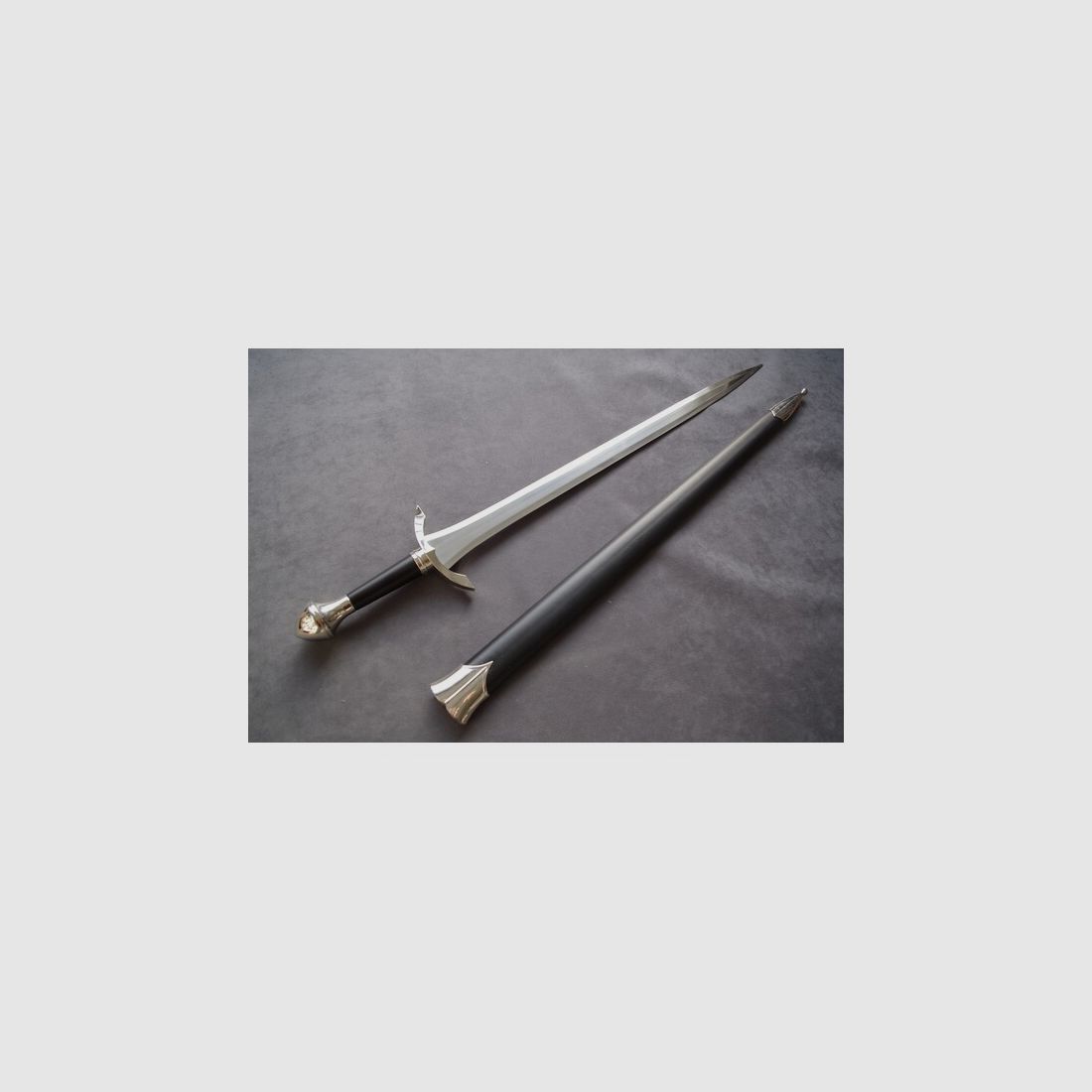 Schwert Mittelalter mit Metallscheide 74 cm schwer , komplett aus verschiedenen Metallen !