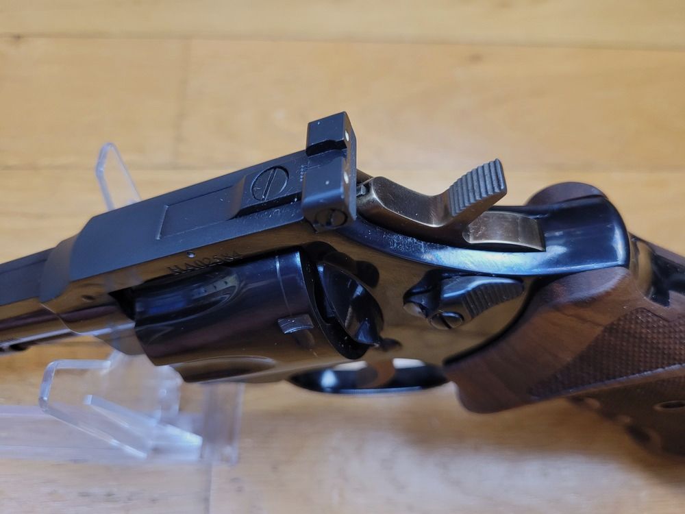 Zeer mooie revolver Manurhin 73 model Sport – kal. 357 mag – 4 inch – Franse fabricage Chapuis – Serie HA – Jaar 2002 – Prachtige bluing – Loop en kamers spiegelend – Twee-schroef greep – Strakke boring 355′ – Trausch greepset – Gebruikt in bijna nieuwe staat in originele doos, afbeelding 12 van 23