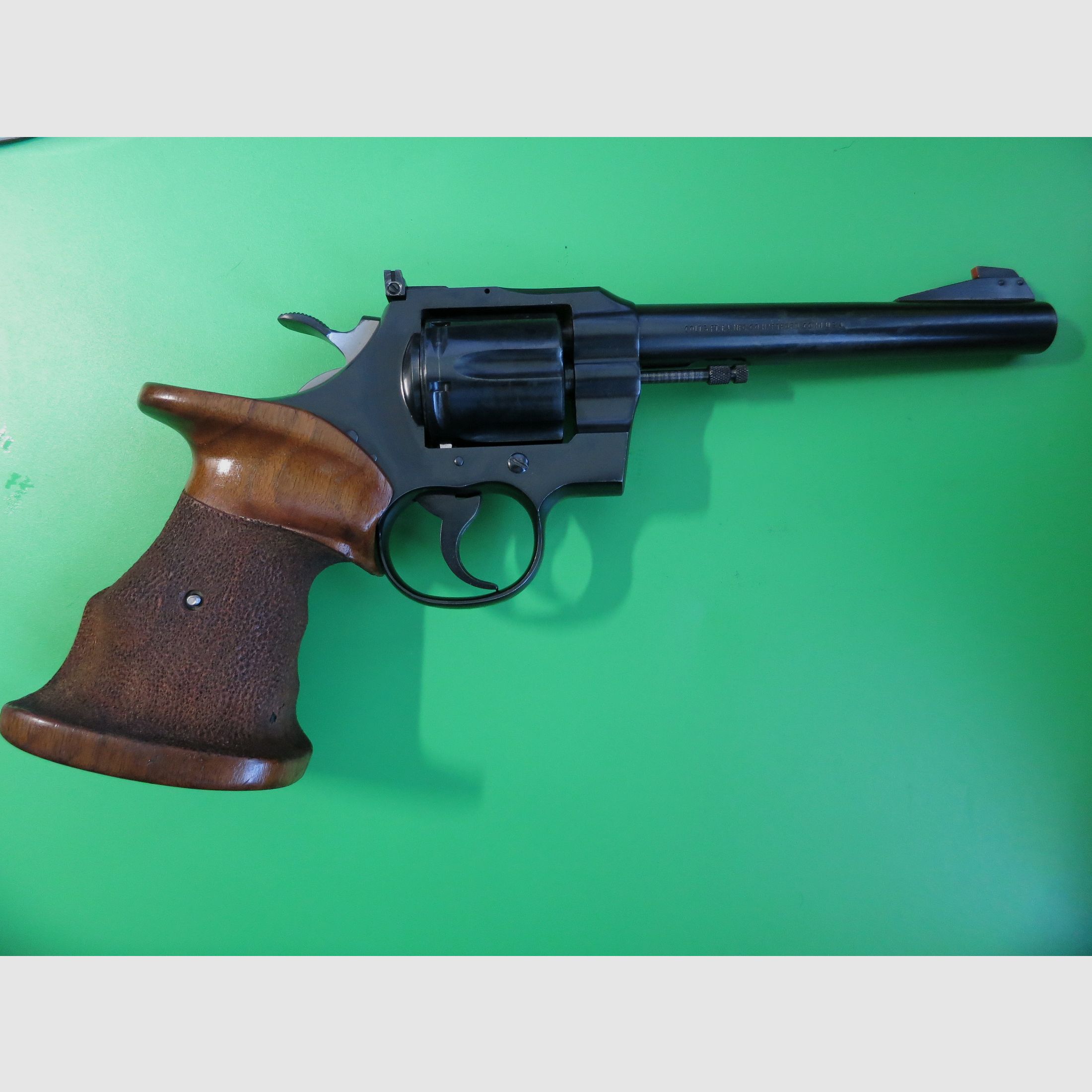 Revolver COLT Officer's Model Match, Vijfde uitgave van de serie in .22lr, Sportgreep #2