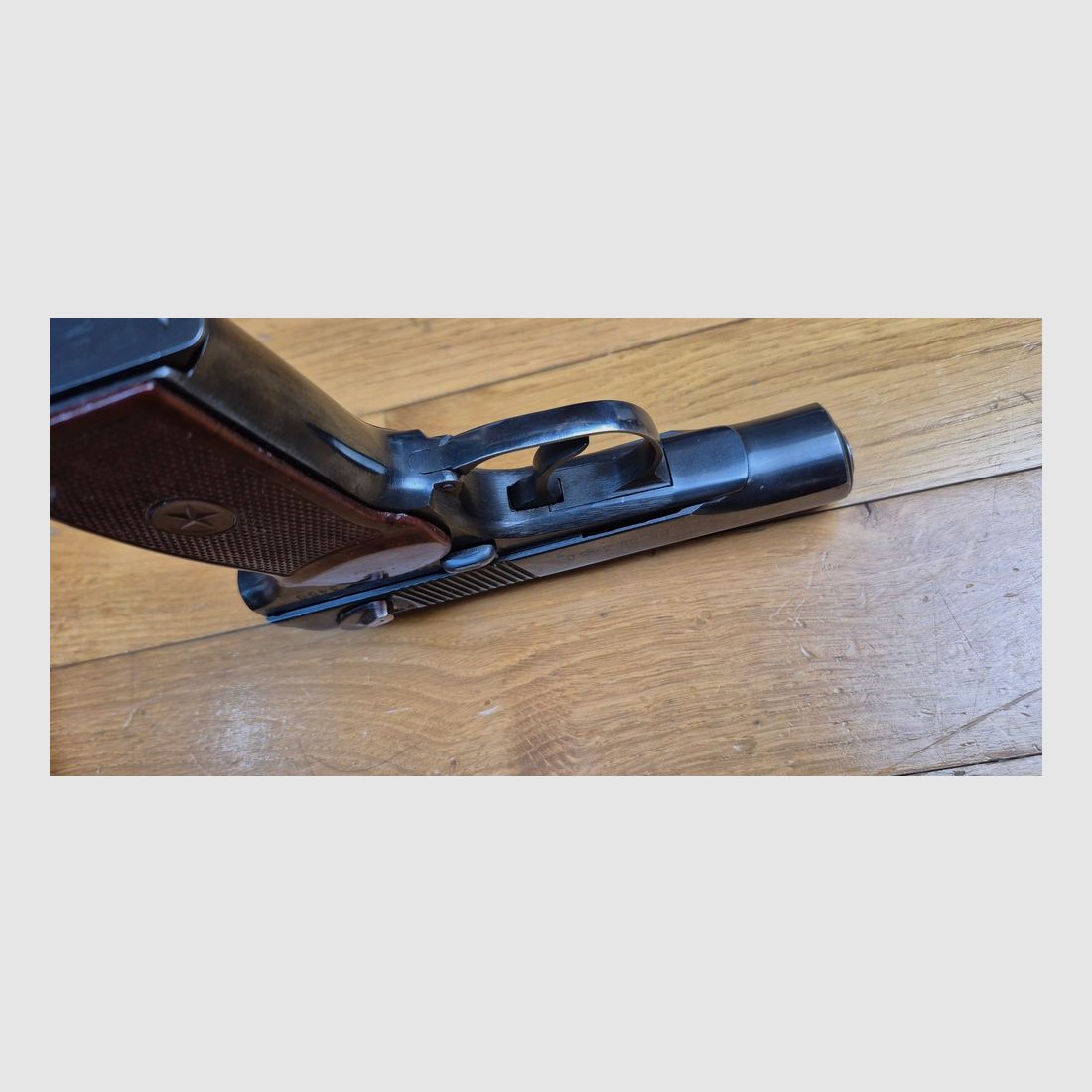 Bardzo ładny pistolet Makarov lub PM – Kal. 9×18 Makarov – Broń bułgarska – Dobre oryginalne bułgarskie okładziny – Brązowanie na poziomie 99,7% – Mechanika w doskonałym stanie – Wspaniały luf – Symboliczna broń zimnej wojny – Doskonały stan – TBE++, zdjęcie 9 z 19