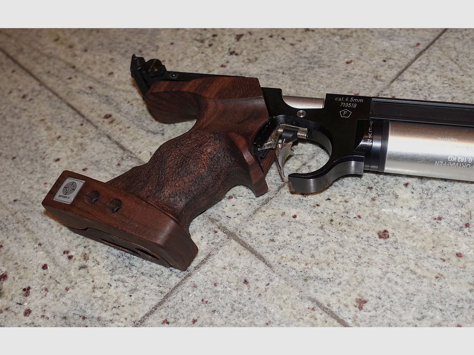 Pistola da tiro Steyr LP10 con accessori
