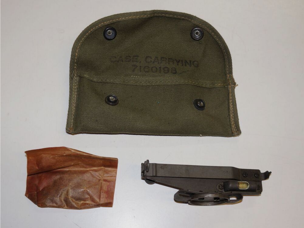 Visor de granada M1 para los rifles estadounidenses Mod. 1903, 1903 A1, 1903 A3, Garant M1 y 30 M1 Carbine, completo con material de montaje y bolsa. El material de montaje y el visor, excepto uno, son ellos mismos