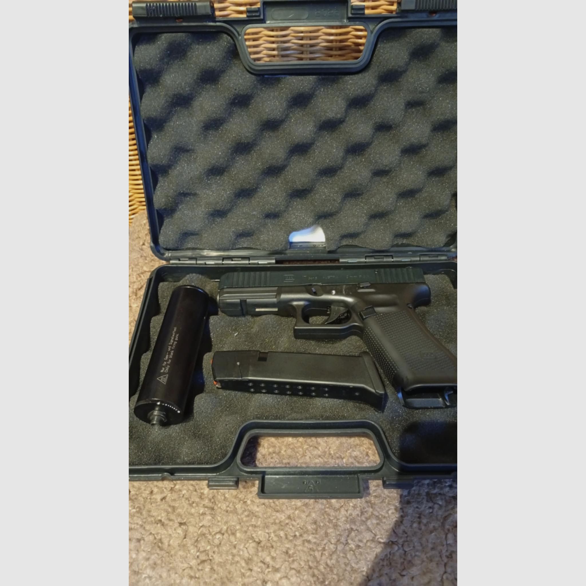 Glock 17 Gen5 Schreckschuss Pistole 9mm P.A.K. brüniert inkl. Umarex  Schalldämpfer und  Waffenkoffer
