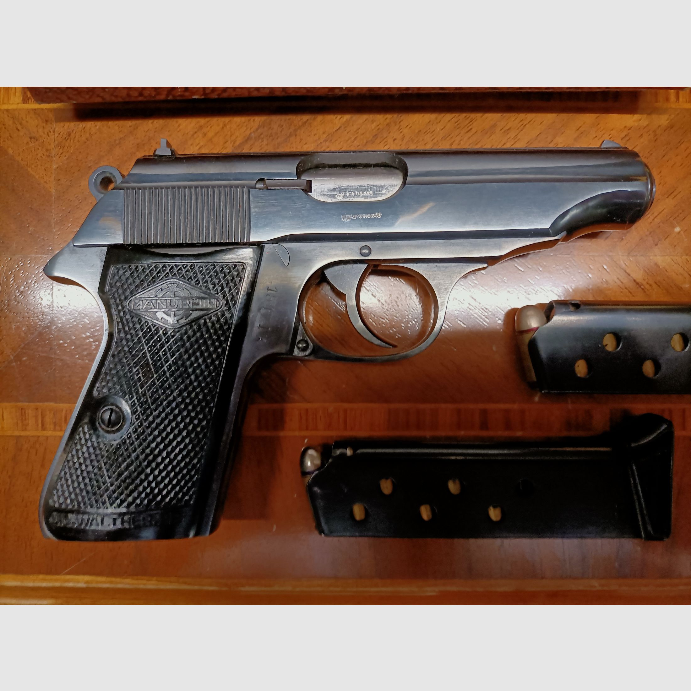 Pistole:  Walther PP, cal:9mm kurz. - Hergestellt, in Lizenz, von MANURHIN, France, 