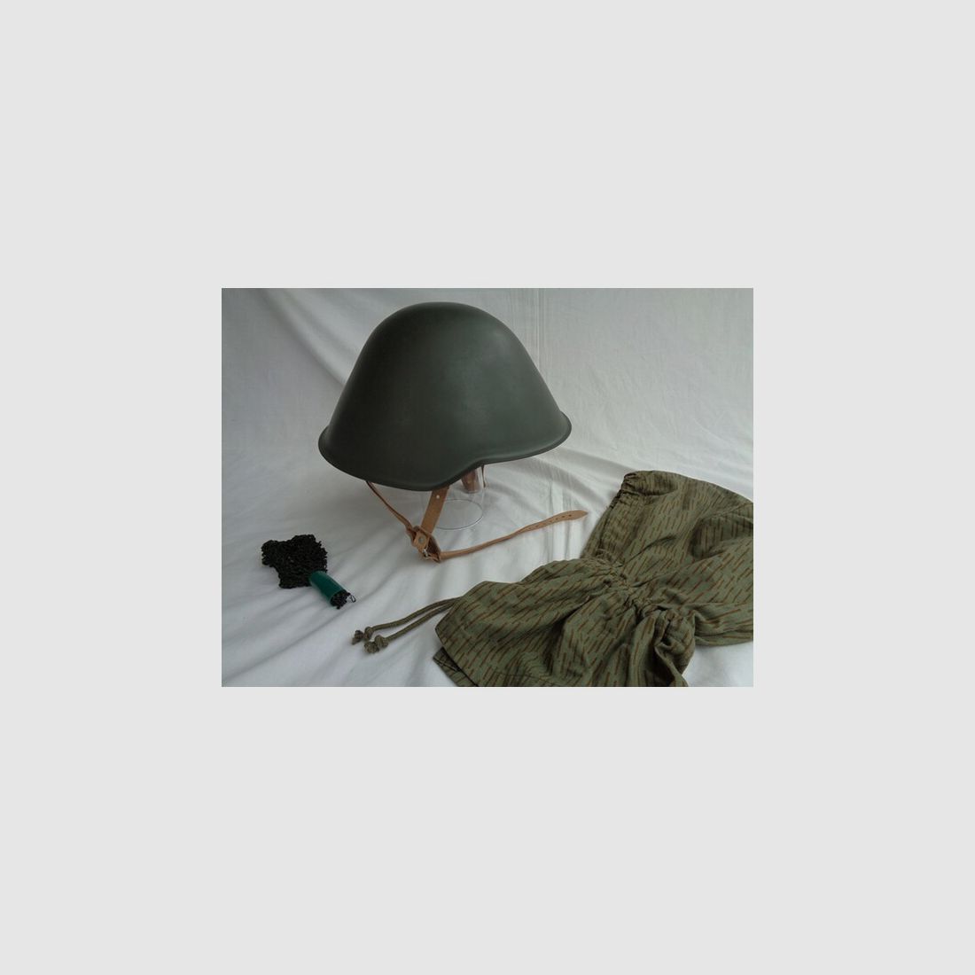 Orig. NVA Stahlhelm + Helmnetz & Strichtarnbezug, 1988, unbenutzt (NOS)