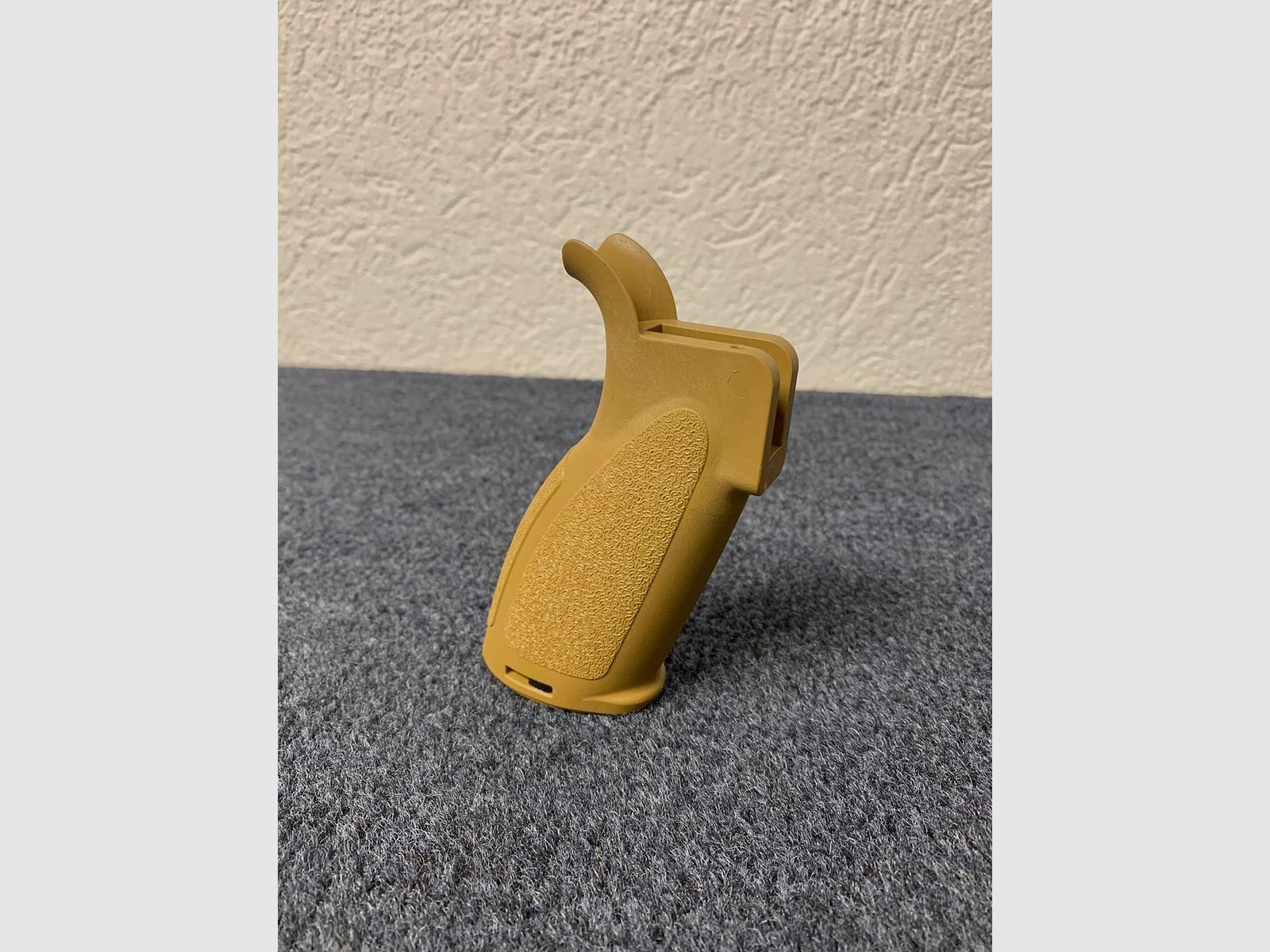 HK V7 grip sand color RAL8000 - NEW - Heckler & Koch Mr223 Mr308 HK416 HK417 HK433 HK437 G95k KSK Ar15, image 1 of 6