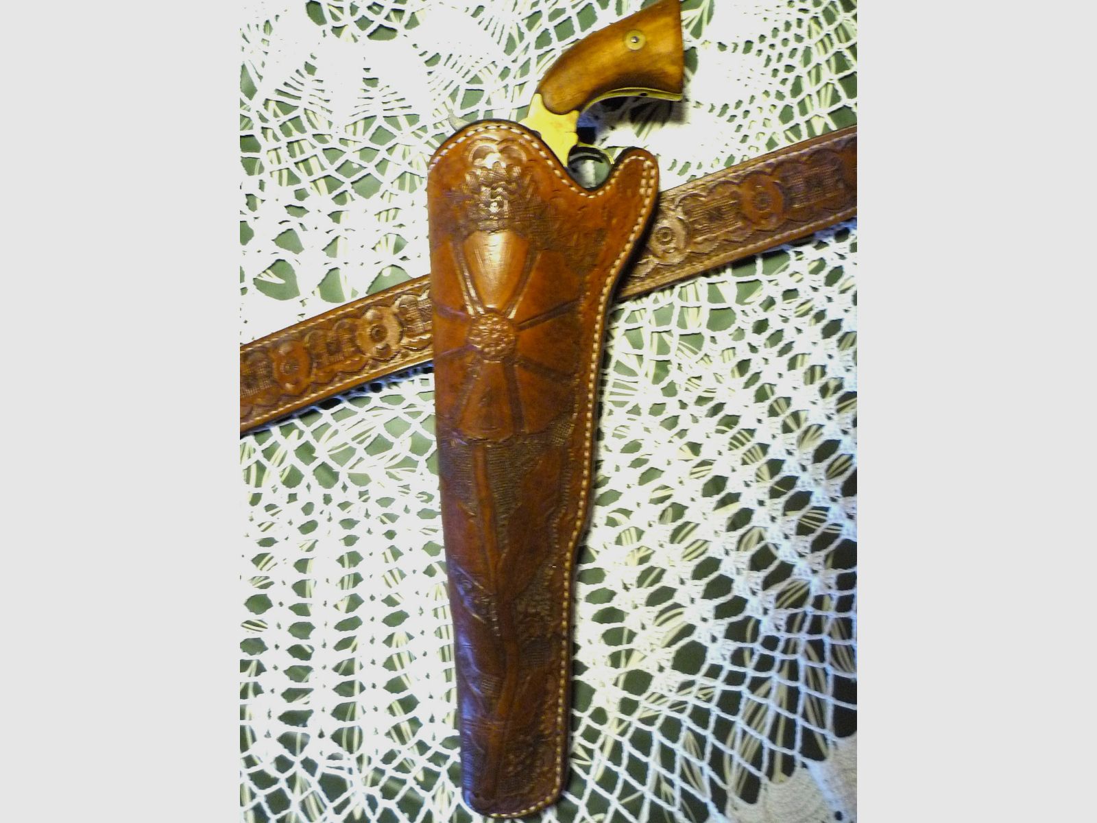 HKDesign - Holster occidental + ceinture pour Colt Walker, ensemble comme illustré pour un gaucher généralement désavantagé.