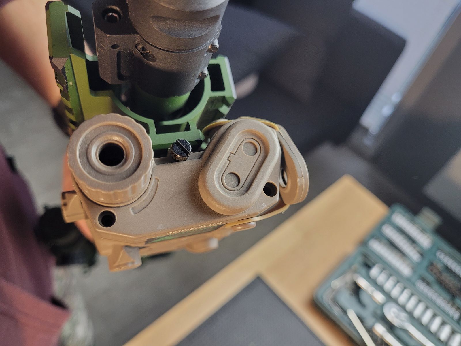 VFC SR25 ECC inkl. Firefield Shortdot, 4 Ersatzmagazinen mit Magpuls (Original) und AN/PEQ 15 Dummybox.