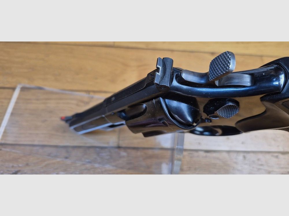 Terror of bears! – Smith & Wesson M29-2 Revolver – Cal .44Mag – 4 inch Barrel – Exceptional blued finish at 98.9% – Firearm from late 1973 – Two sets of grips – Stunning and rare mechanics today – Cinematic myth as much as firearm! – TBE++!, image 15 of 30