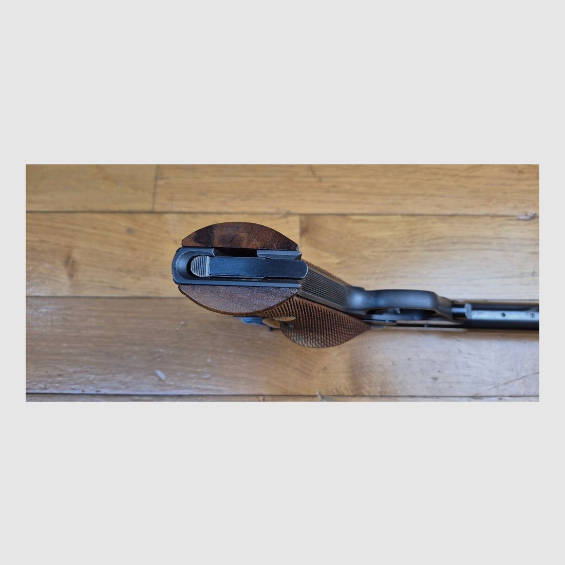 Muy bonito pistola semiautomática Hi-Standard made in USA – Modelo Supermatic Citation en .22LR – Arma de 1958 – Empuñaduras de nogal cuadradas originales no reemplazadas – Acabado 98% – Cañón espejo de 5.5 pulgadas con estrías magníficas – Excelente estado – TBE++, imagen 8 de 23