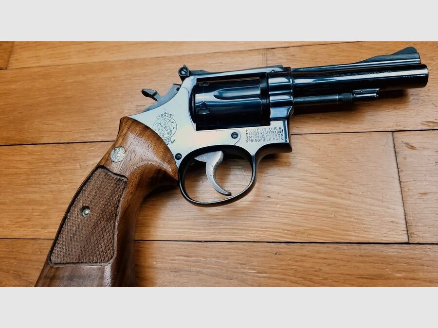 Schöner Revolver Smith & Wesson M15-2 – Kaliber .38 Spezial – hochwertige Fertigung von 1961 bis 1964 – 4 Zoll „Pencil Barrel“ Lauf, der dickere – und dennoch der leichteste aller „Magnum“-Revolver – Ästhetischer und mechanischer Zustand einwandfrei – eine Waffe, die in 65 Jahren sehr wenig geschossen wurde… – TBE++, Bild 1 von 20