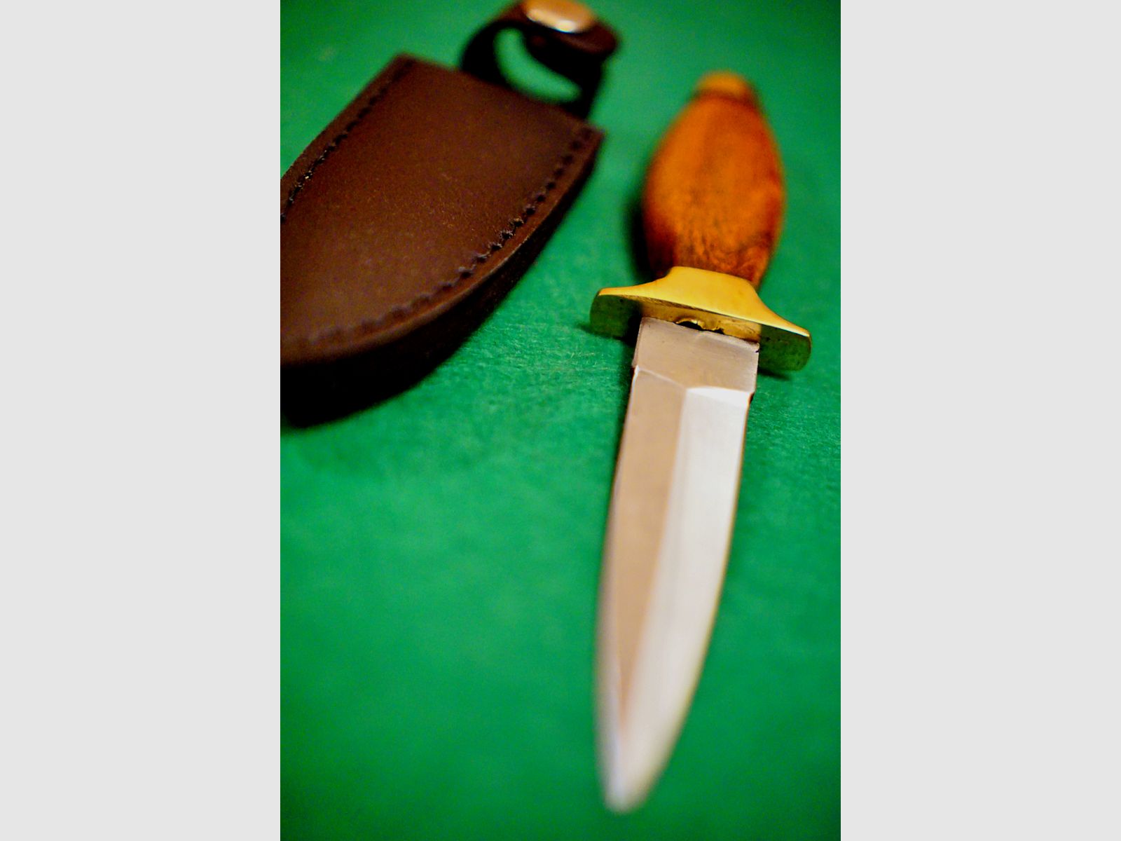 ¡Pequeño cuchillo con funda de cuero nuevo!