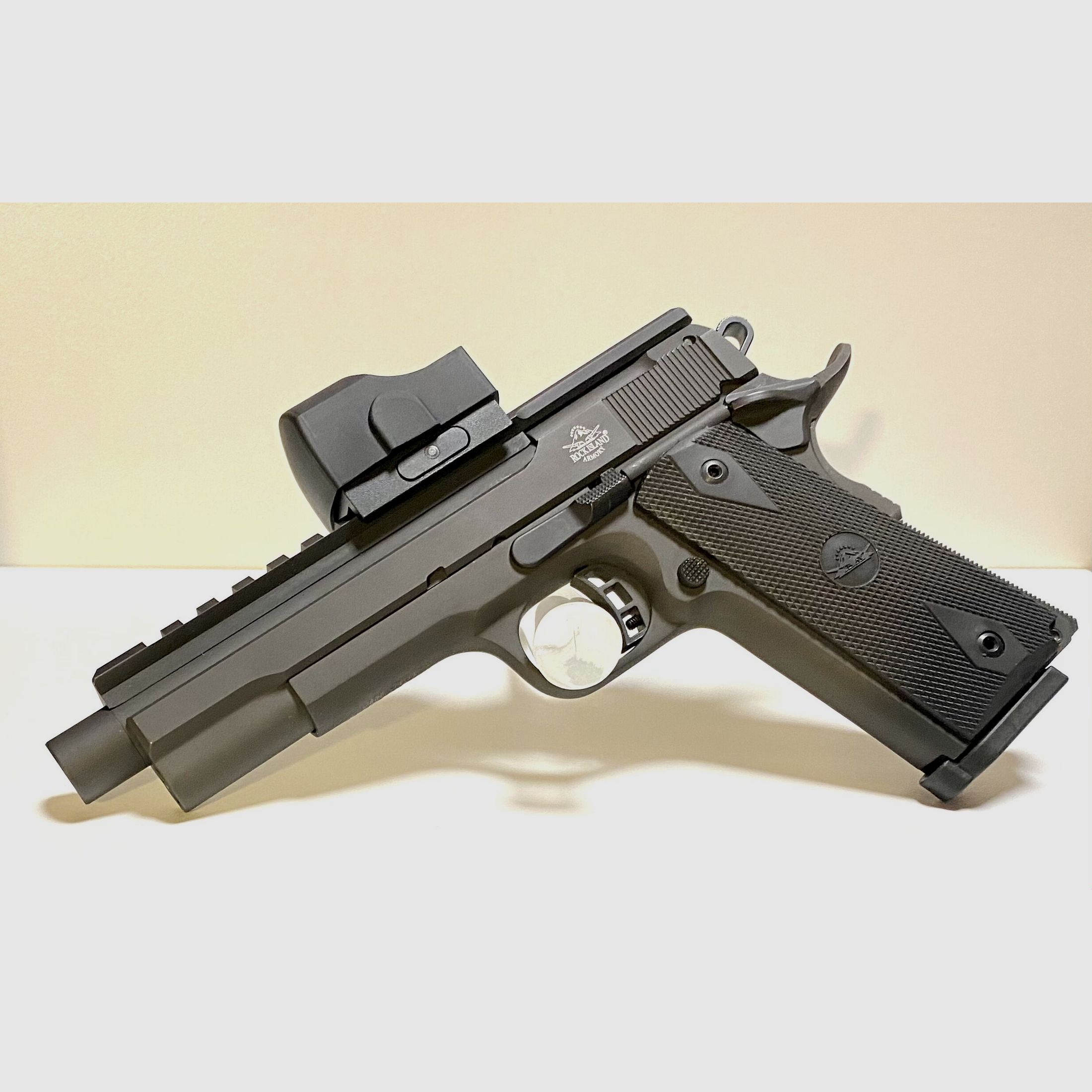 ARMSCOR - Rock Island Armory	 XT 22 FS Top Rail Ganzstahlwaffe mit Red Dot, Mündungsgewinde - Waffen Friedrichsnd