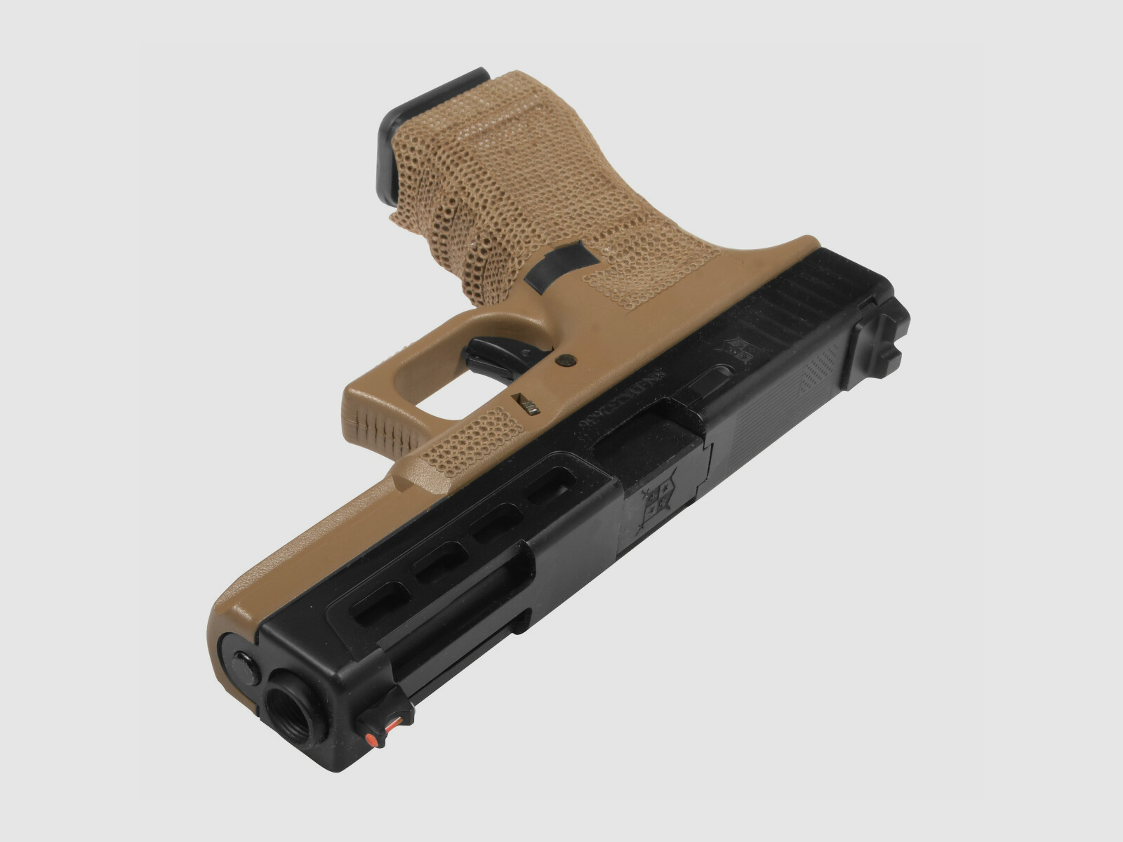 P06 GBB Airsoft Pistole in Tan | Delta Armory