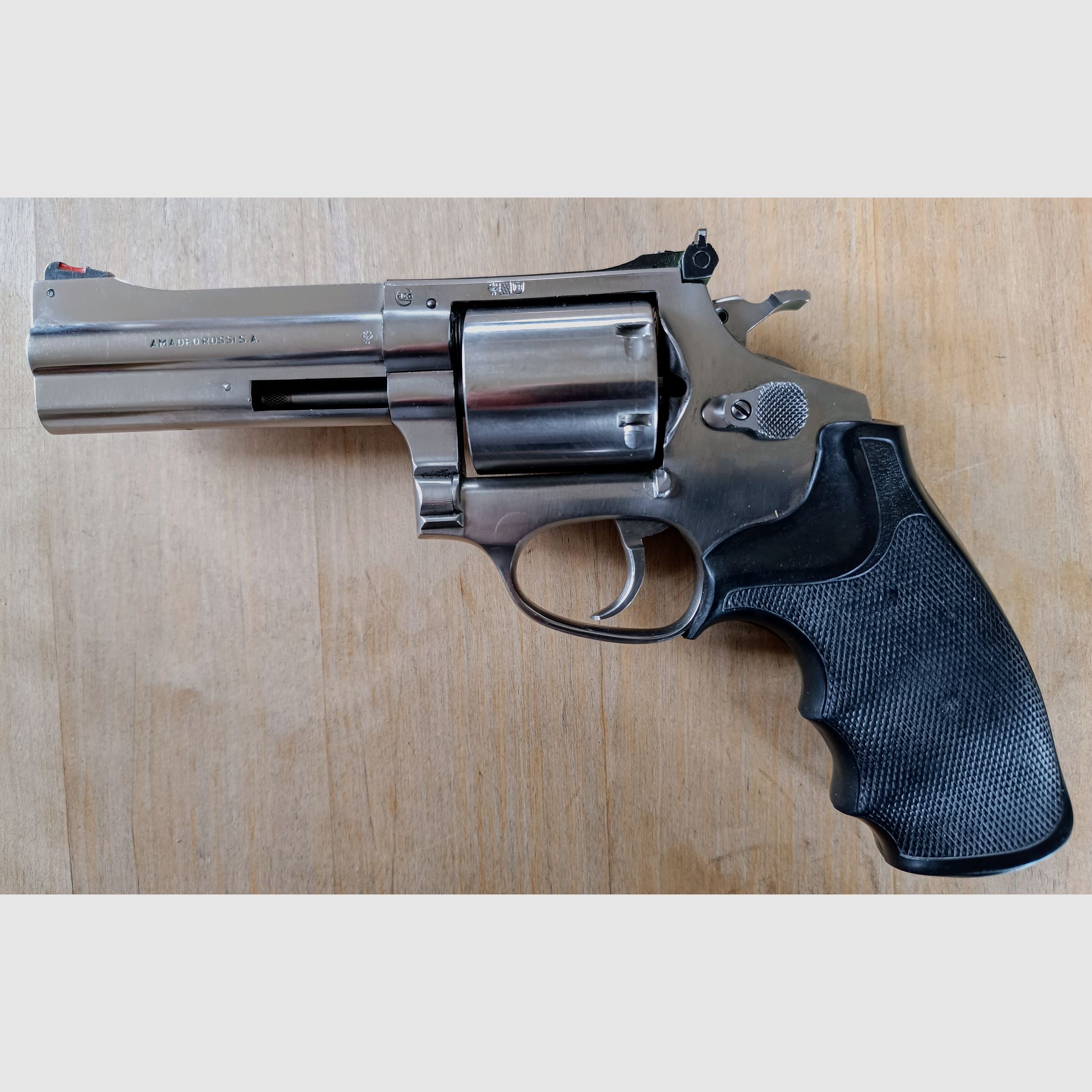 Revolver Marke Rossi Modell 711   .375Mag  4''  Stainlesssteel  Ausführung