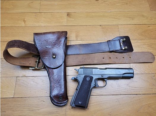 Sehr guter Colt 1911 A1 der US-Armee – Zweiter Weltkrieg – Herstellung Remington von 1943 – Mit ORIGINAL-Holster und ORIGINAL-Kampfgürtel – Mechanik und Lauf einwandfrei – TBE-