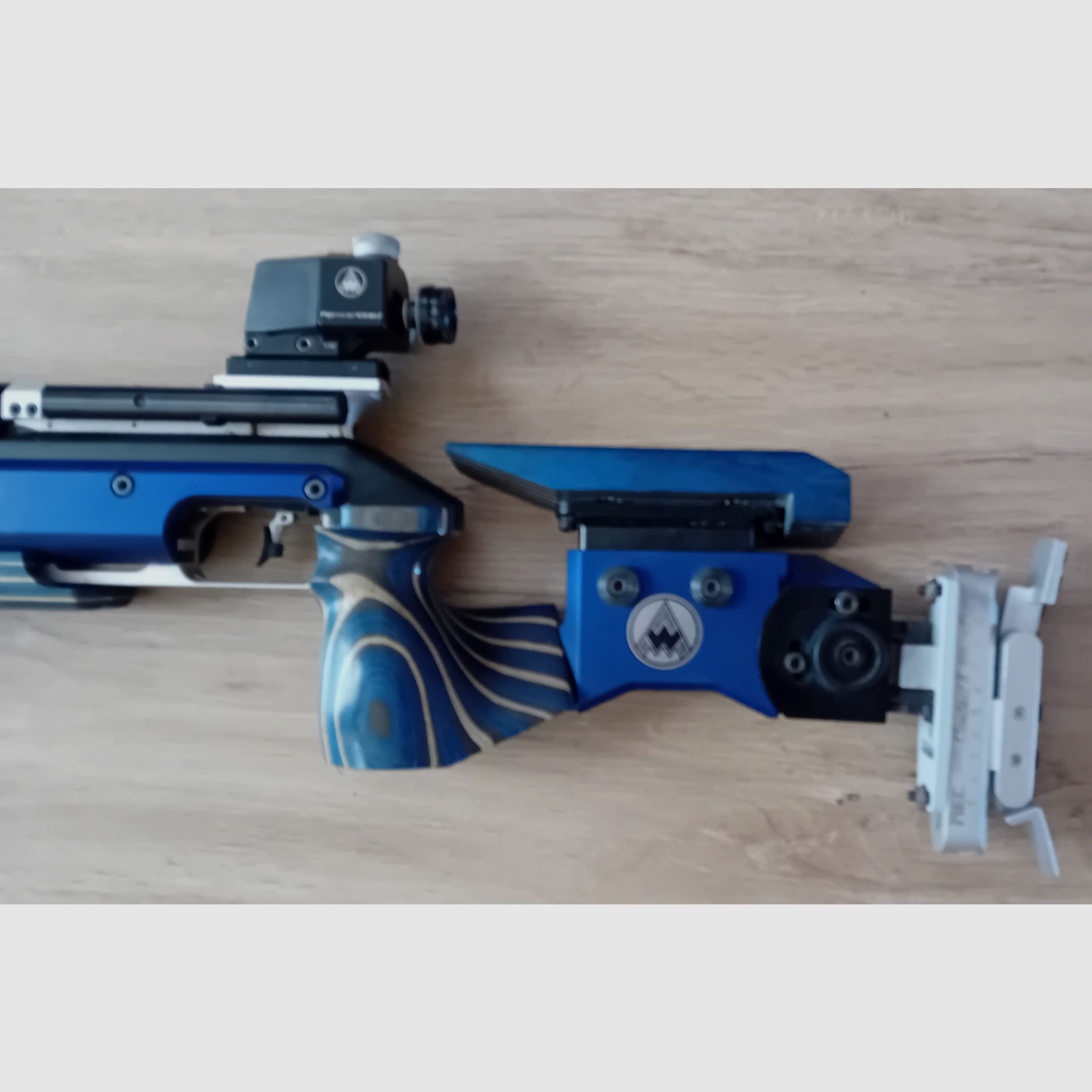 Press - Luftgewehr Feinwerkbau P 70 ALU - Links - Schaft