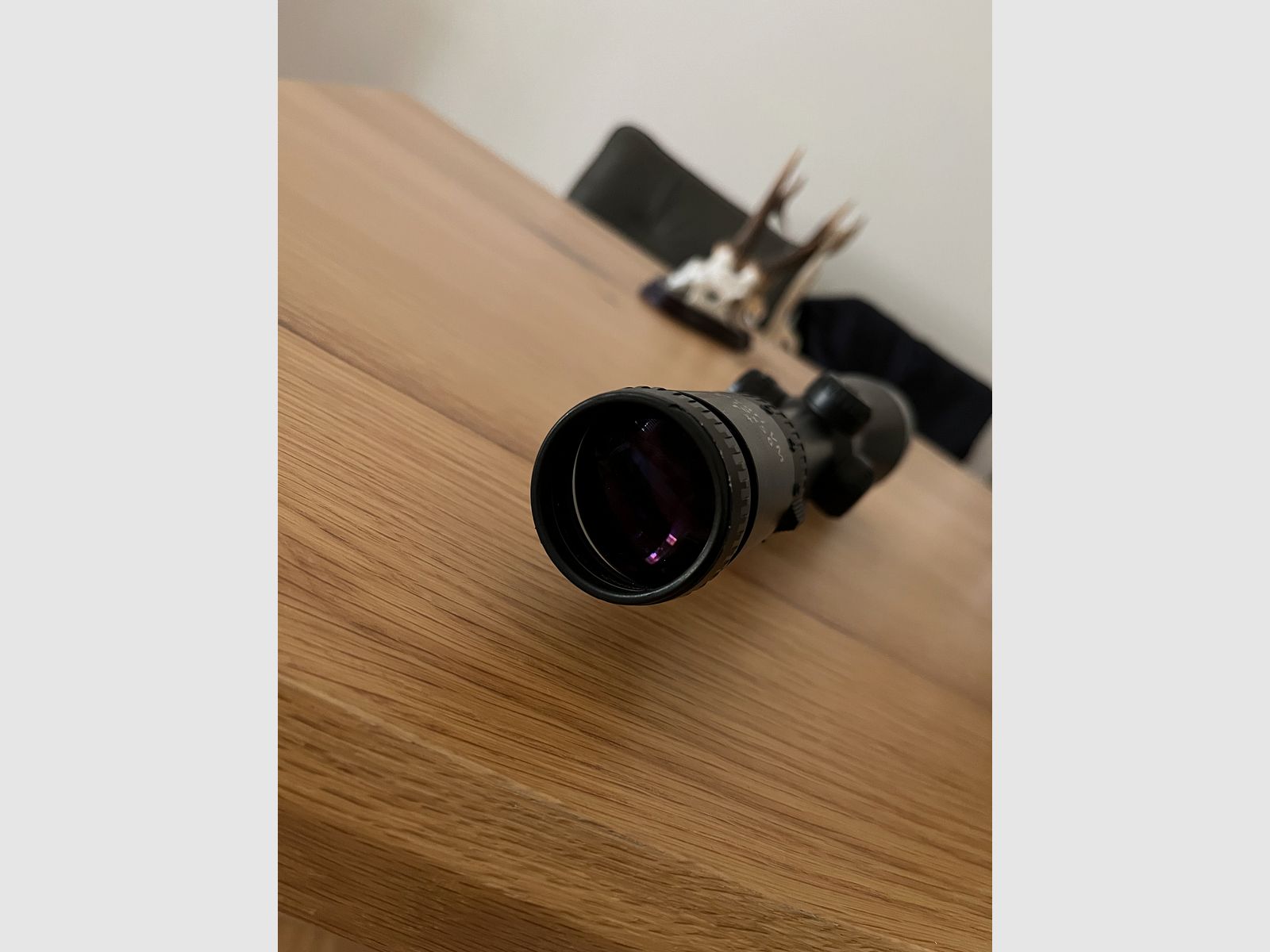 ZEISS Diavari VM 3-12x56 T z podświetlanym krzyżem na montażu siodłowym Blaser