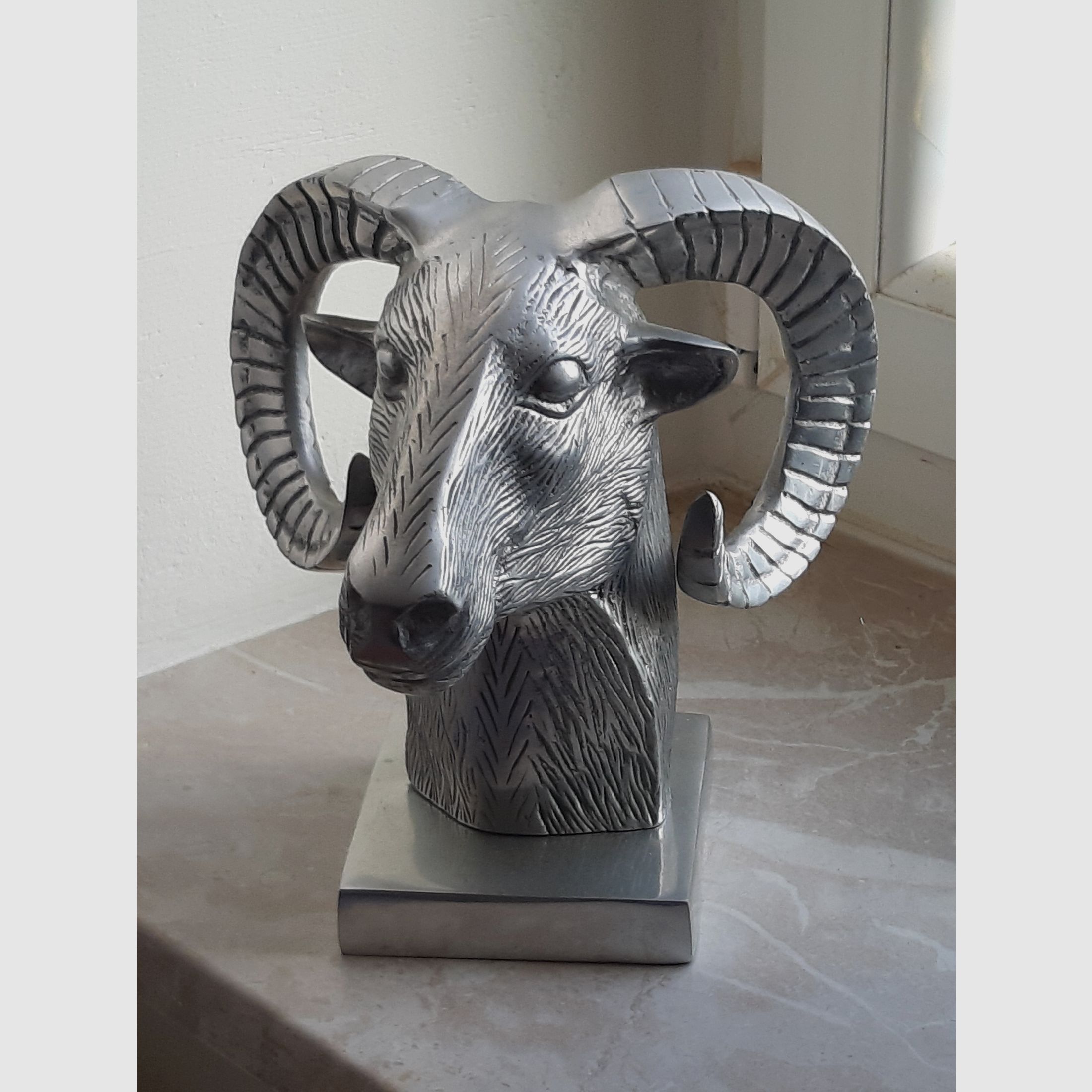 Noble RAM HEAD, an EYECATCHER on every desk