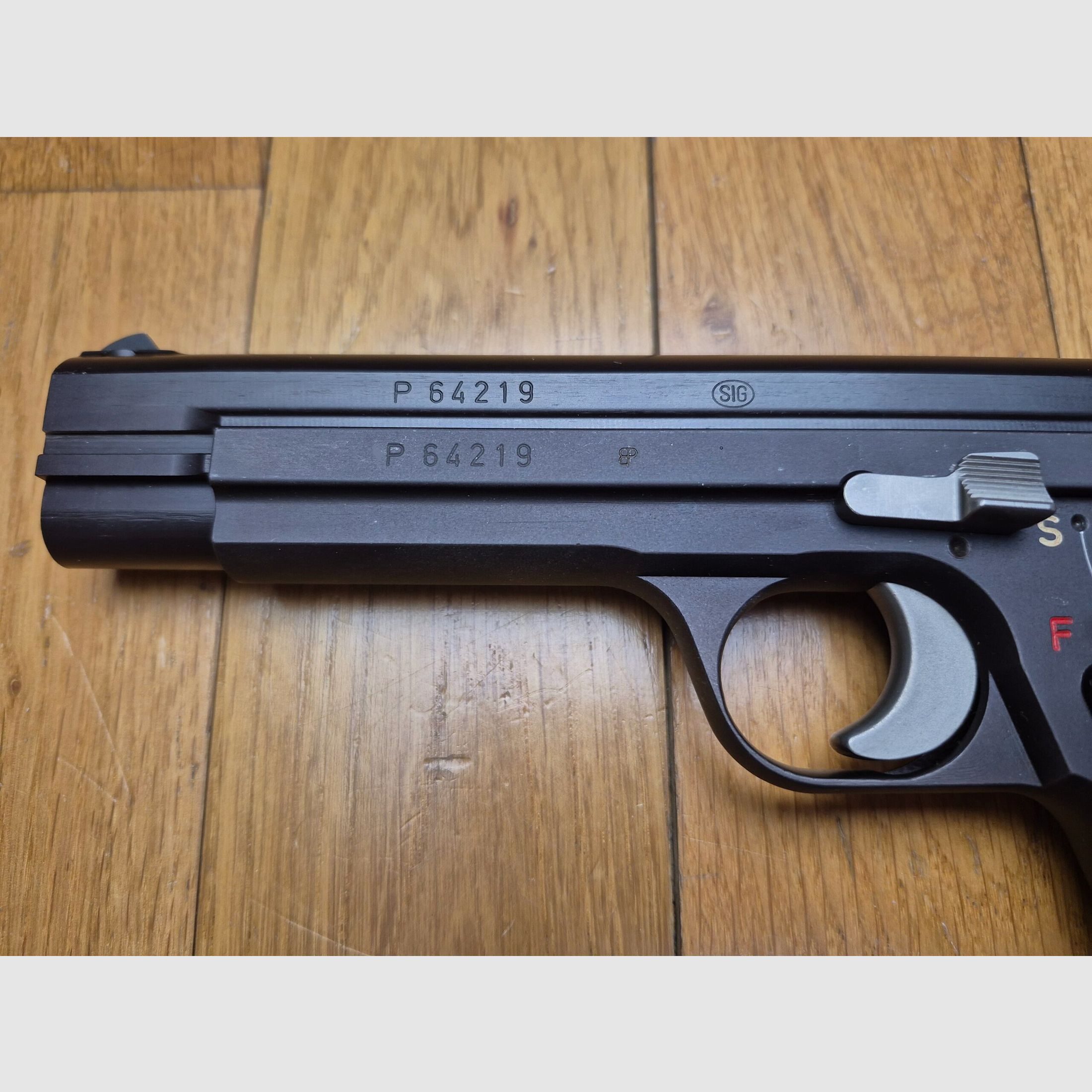 Prächtige Pistole SIG P210-2 – Mythos des 9 para – Zivile Waffe gemäß dem Typ Armee nach 1952 des 4. Militärvertrags – Schweizer SIG-Herstellung von 1969 – Wunderschöne Brünierung zu 99,5% – Traumhaftes Funktionieren und Lauf – Zustand TBE+++!, Bild 6 von 19