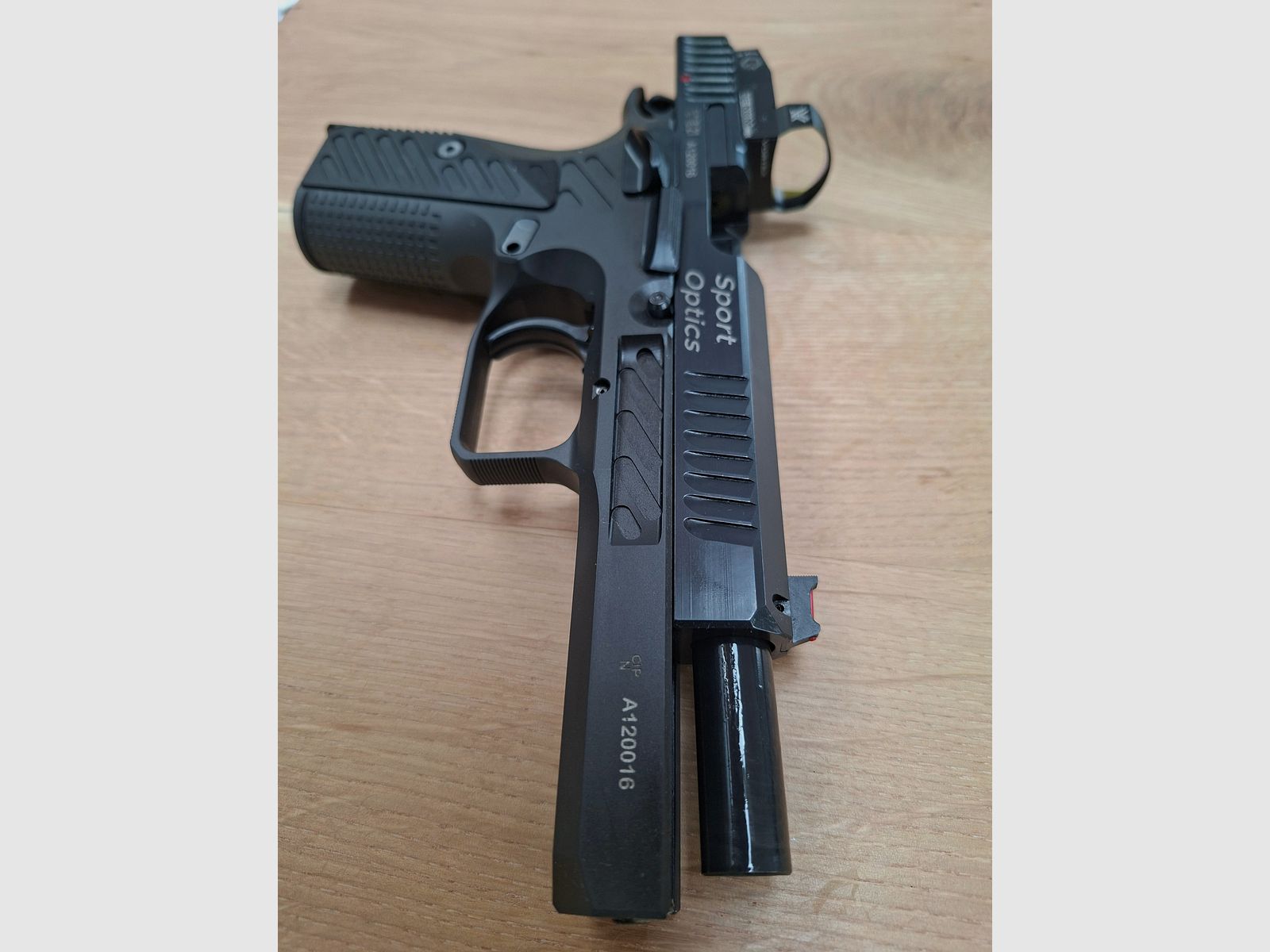 Arma Zeka Sport Optics P1 9mm mit Vortex Venom Leuchtpunkt Visier