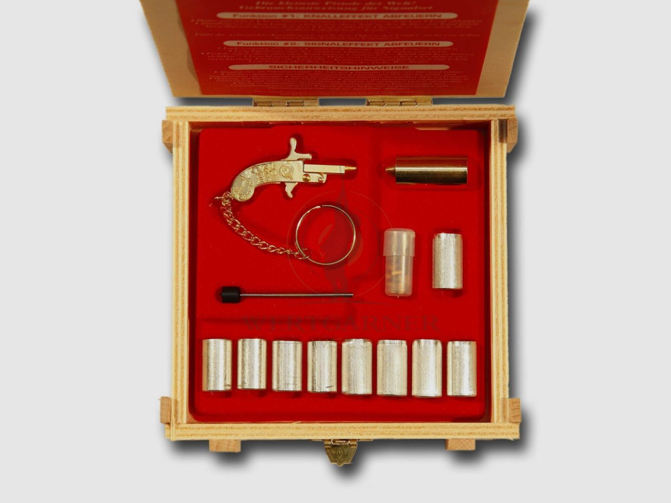 Charm pistolet doré comme ensemble de signal dans une boîte en bois, image 1 sur 4