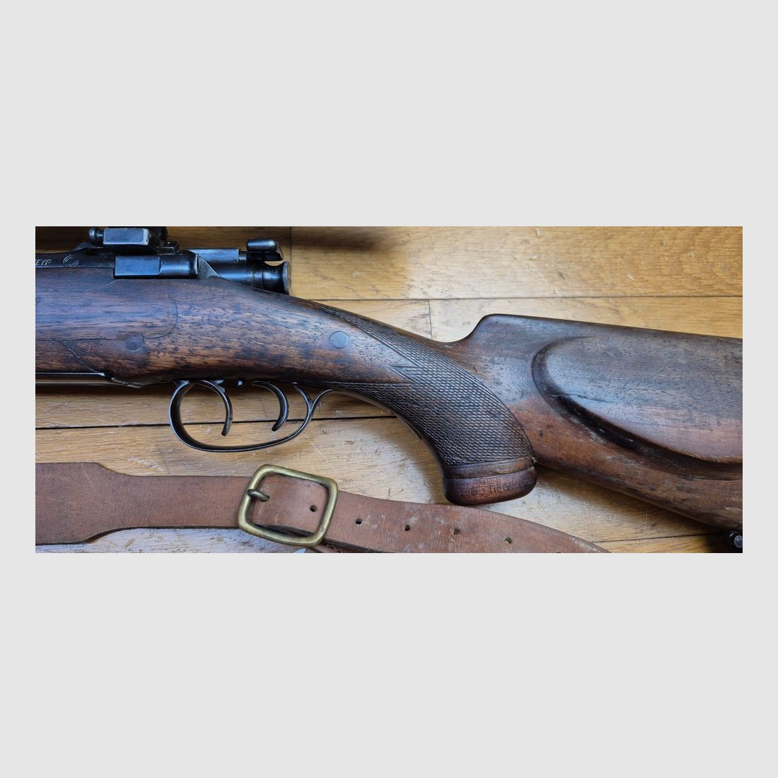 Schöne Steyr Mannlicher Schönauer Büchse — Modell « GK » — Kal. 7×64 — Waffe geprüft 1963 — Deutscher Abzug — Gutes Holz — Vorderschaft repariert und geflickt nach Bruch, aber perfekt stabil — Exzellente Mechanik — Sehr guter Lauf — Stahl-Zielfernrohrmontage — Zeiss Diavari 1.5 – 6 x 42 — TBE außer Flicken, Bild 36 von 43
