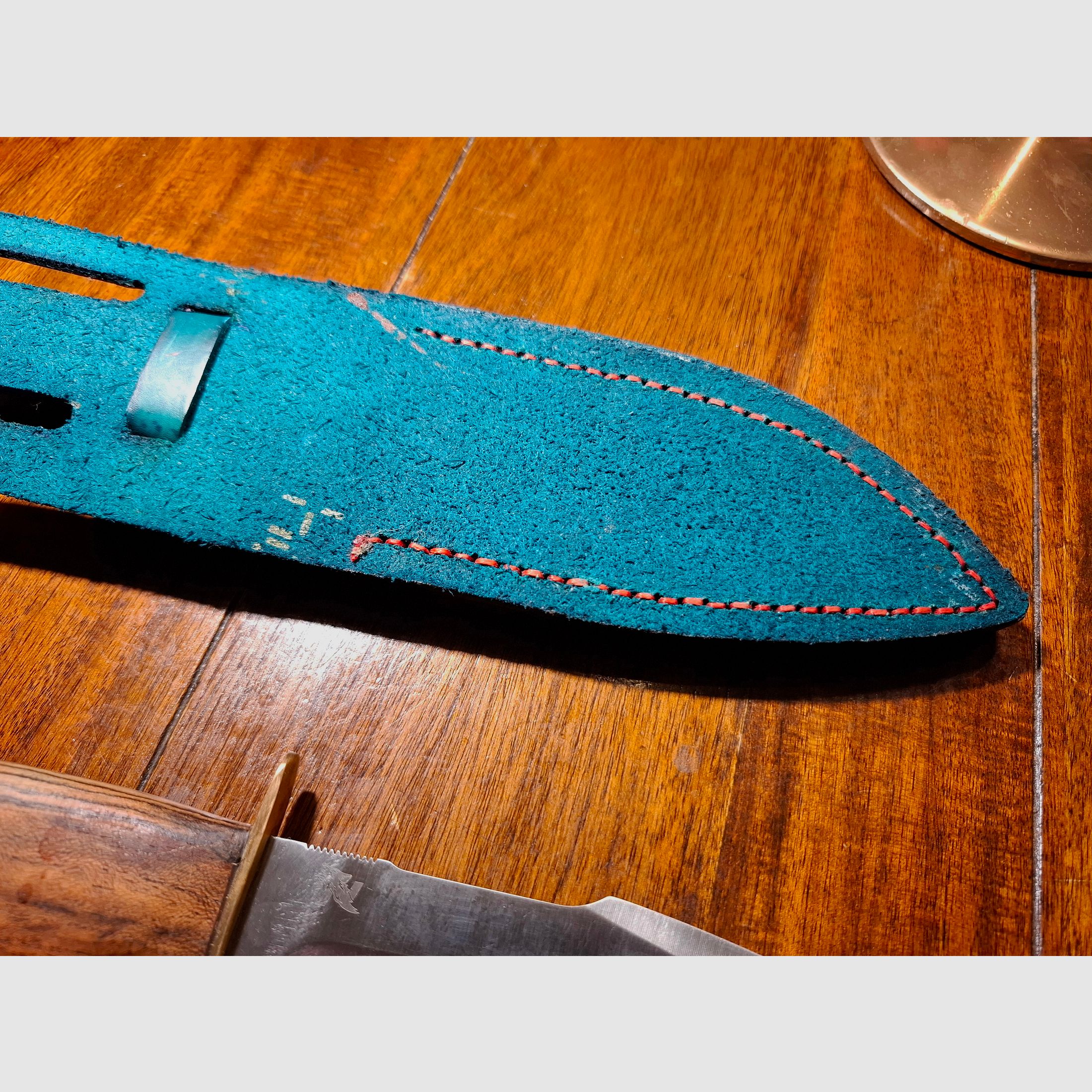 Jagdmesser mit handgearbeiteter Lederscheide