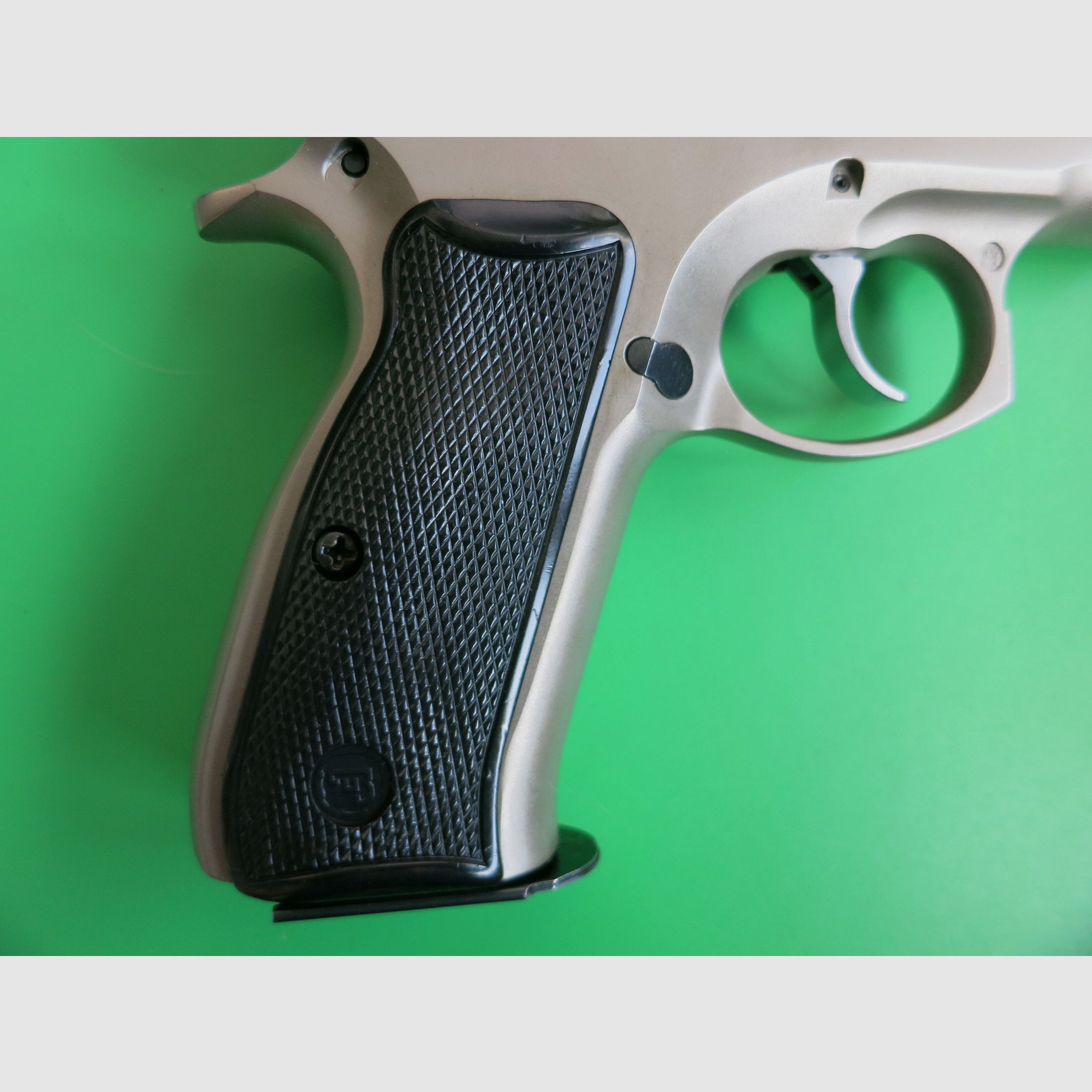 Brünner CZ75 B stainless or ČZ 75 (Česká zbrojovka), semi-automatic pistol, cal. 9×19 + Burris Fastfire #90