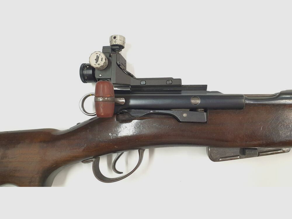 Fabryka broni w Bernie Szwajcarska karabinek G1911 z diopterem i muszką