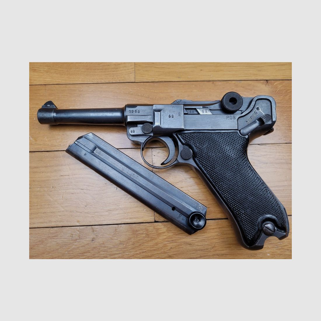 Superbe Luger P08 – Mauser Byf Fertigung von 1942 – seltener Modell genannt „Black Widow“ – Guter „FXO“ Magazin – Mononummer – Zustand nahezu neu!, Bild 1 von 17