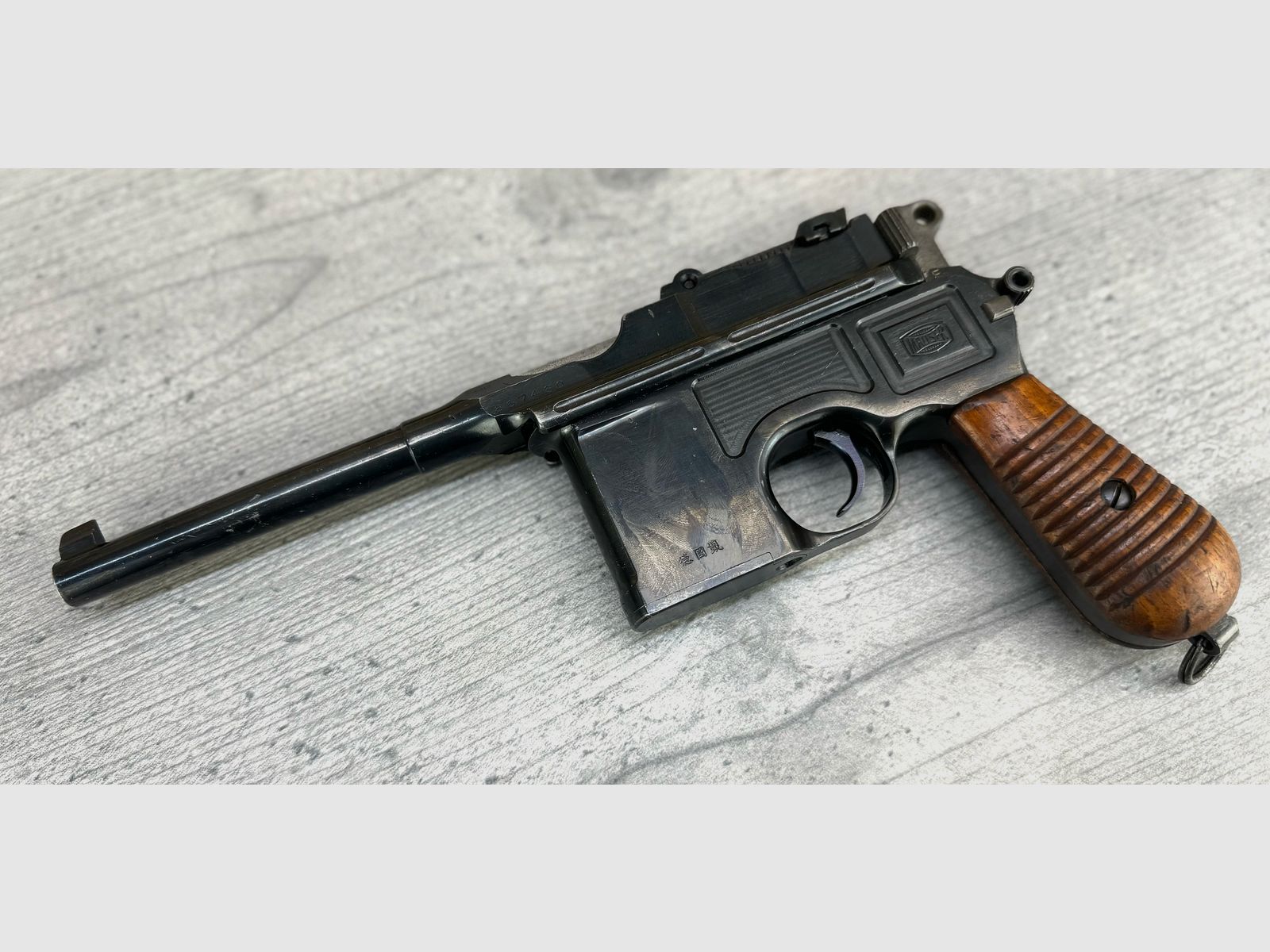 Mauser C96 + soporte de madera + funda de cuero + 1 cargador + varilla de limpieza