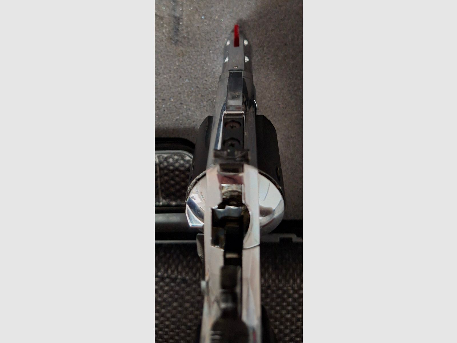 Zoraki R2 3 pulgadas PIEZA ÚNICA.Descripción Querida comunidad de eGun,  está a la venta un Zoraki R2 3" en calibre 9 mm R.K. en una excepcional versión Duo-Tone cromo/negro.  El revólver cuenta con el armazón y cañón cromados, así como un tambor negro y cachas negras. El tambor negro proviene originalmente de otro revólver y fue instalado en este ejemplar. Esto creó esta combinación Duo-Tone muy interesante y visualmente atractiva, que nunca estuvo disponible regularmente en el mercado libre y no corresponde a la versión de serie.  Otro punto visual destacado es el alza pintada de rojo, que le da al revólver un acento individual adicional.  El revólver ha sido disparado por mí muy poco y se encuentra en un estado muy bueno, casi como nuevo. Técnicamente, el revólver está completamente funcional.  Prueba de fuego: CB (2021)     Contenido del envío:  - Zoraki R2 3" – PTB 1007  - Maletín original  - Documentos originales  - Cepillo de limpieza  - Copa de disparo     Una buena oportunidad para coleccionistas y amantes de los revólveres Zoraki que buscan una versión Duo-Tone inusual.     ¡Por favor, presta atención a las condiciones en MyGun!    Homologación de serie para pistolas / revólveres PTB-Nr.:   1007 más información:  Descripción Querida comunidad de eGun,  está a la venta un Zoraki R2 3" en calibre 9 mm R.K. en una excepcional versión Duo-Tone cromo/negro.  El revólver cuenta con el armazón y cañón cromados, así como un tambor negro y cachas negras. El tambor negro proviene originalmente de otro revólver y fue instalado en este ejemplar. Esto creó esta combinación Duo-Tone muy interesante y visualmente atractiva, que nunca estuvo disponible regularmente en el mercado libre y no corresponde a la versión de serie.  Otro punto visual destacado es el alza pintada de rojo, que le da al revólver un acento individual adicional.  El revólver ha sido disparado por mí muy poco y se encuentra en un estado muy bueno, casi como nuevo. Técnicamente, el revólver está completamente funcional.  Prueba de fuego: CB (2021)     Contenido del envío:  - Zoraki R2 3" – PTB 1007  - Maletín original  - Documentos originales  - Cepillo de limpieza  - Copa de disparo     Una buena oportunidad para coleccionistas y amantes de los revólveres Zoraki que buscan una versión Duo-Tone inusual.     ¡Por favor, presta atención a las condiciones en MyGun!    Homologación de serie para pistolas / revólveres PTB-Nr.:   1007 más información:
