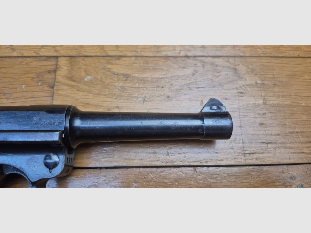 Pistolet Luger P08 – Code « BYF » pour une fabrication Mauser de 1942 – Arme 100% mono-matricule renumérotée – Re bronzée et code 42 re gravé – Bon état mécanique et superbe canon – Rééprouvé à Ulm en 1976 – Chargeur moderne – BE+/TBE-, image 24 sur 24