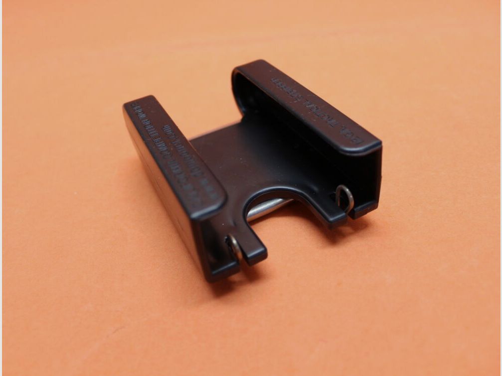 Competencia de California Competencia de California Funciona Caddy Shell (12GATAC4) Soporte de cartuchos para 4 cartuchos de perdigones 12GA Polímero negro con clip de cinturón de acero al carbono