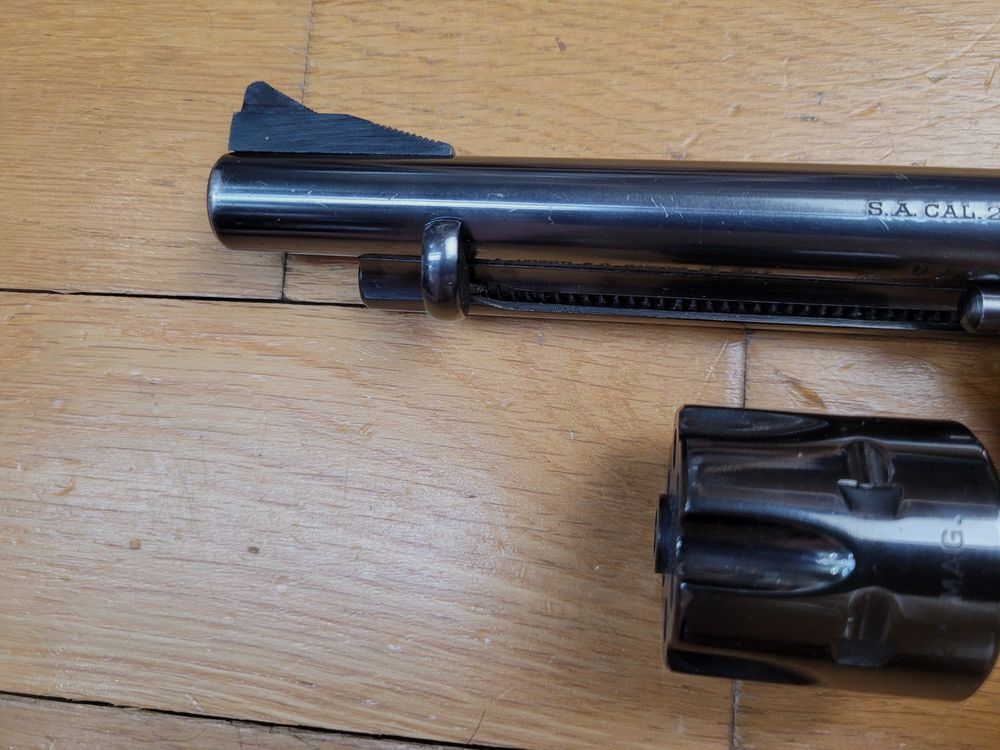 Revolver Iver Johnson Deluxe Target – 2 barillets 22LR et 22Mag – Single Action Army par Uberti – Arme de 1978 – Carcasse type scout – 100% acier – Platine à barre de transfert et 4 clics comme sur un vrai – Canon 5 pouces ¼ miroir– Visée réglable – TBE+ !, image 7 sur 22
