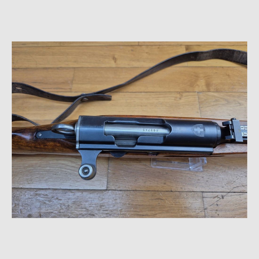 Schöner K31-Mosqueton - Kal. 7.5×55 - Sehr schöner Nussbaum-Schaft - Ultra weiche und klare Mechanik - Exzellenter Abzug - Sehr schöner Lauf - 100% einheitliche Seriennummer - Prüfungszertifikat vorhanden - Riemen, Laufabdeckung und 2 Clips als Bonus! - Die Schweizer Qualität - TBE+, Bild 16 von 30
