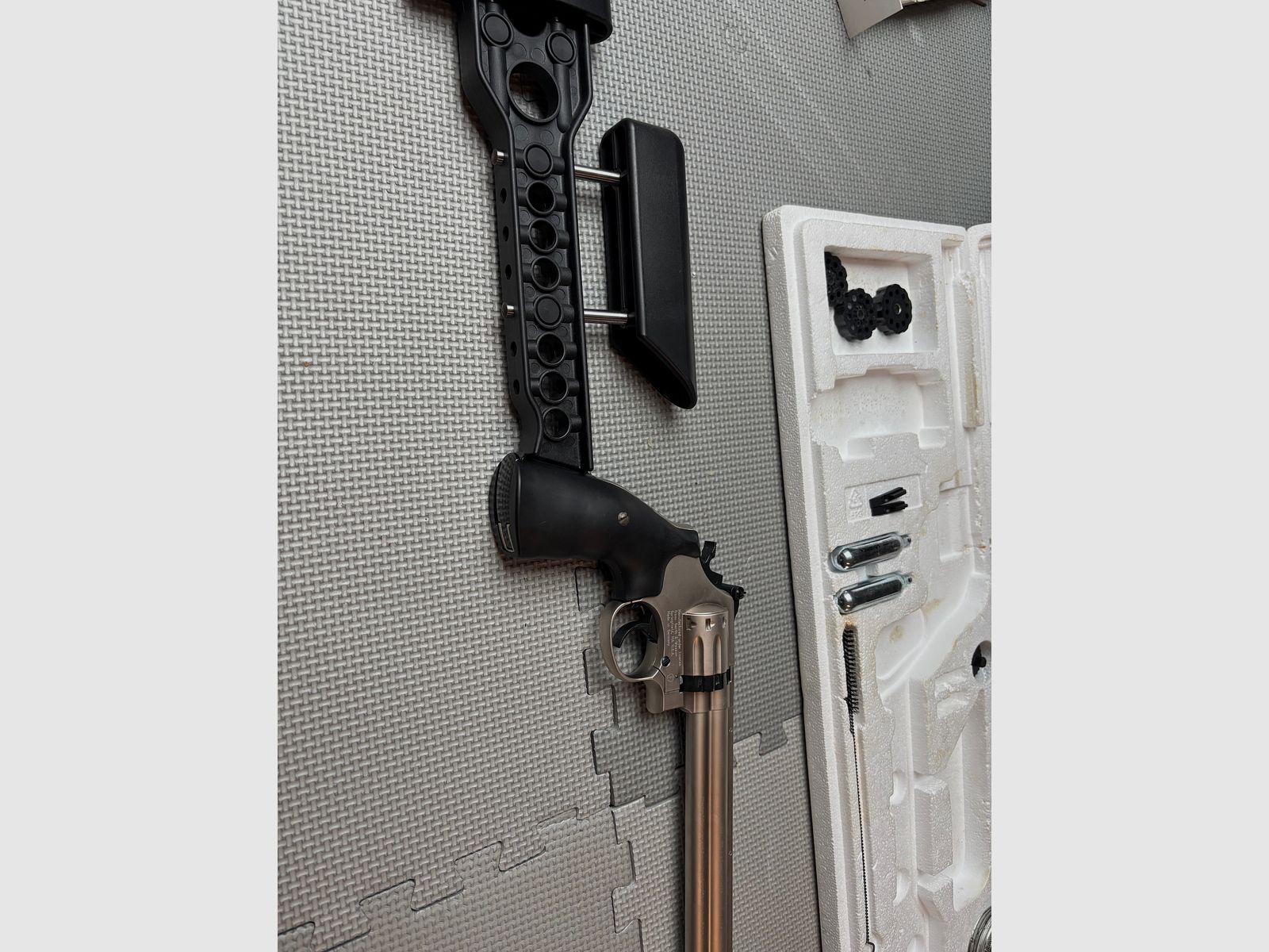 Den Smith & Wesson 686 CO2-Revolver mit einem 8-Zoll-Lauf  Jahr 1999 