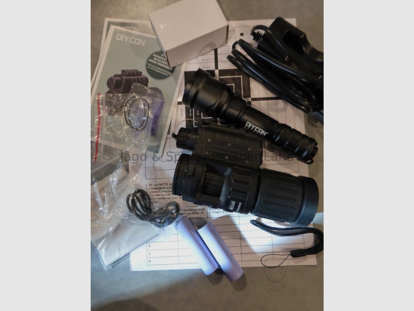 DIYCON Dual-Use-Nachtsichtgerät "Black Mamba" inkl. IR-LED Aufheller "Predator 2"