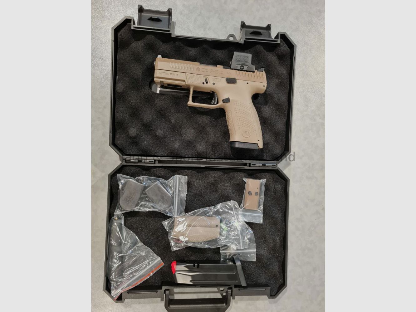 CZ Uhersky Brod P-10 C OR FDE (Cerakote) con mira de punto rojo Holosun HE509T