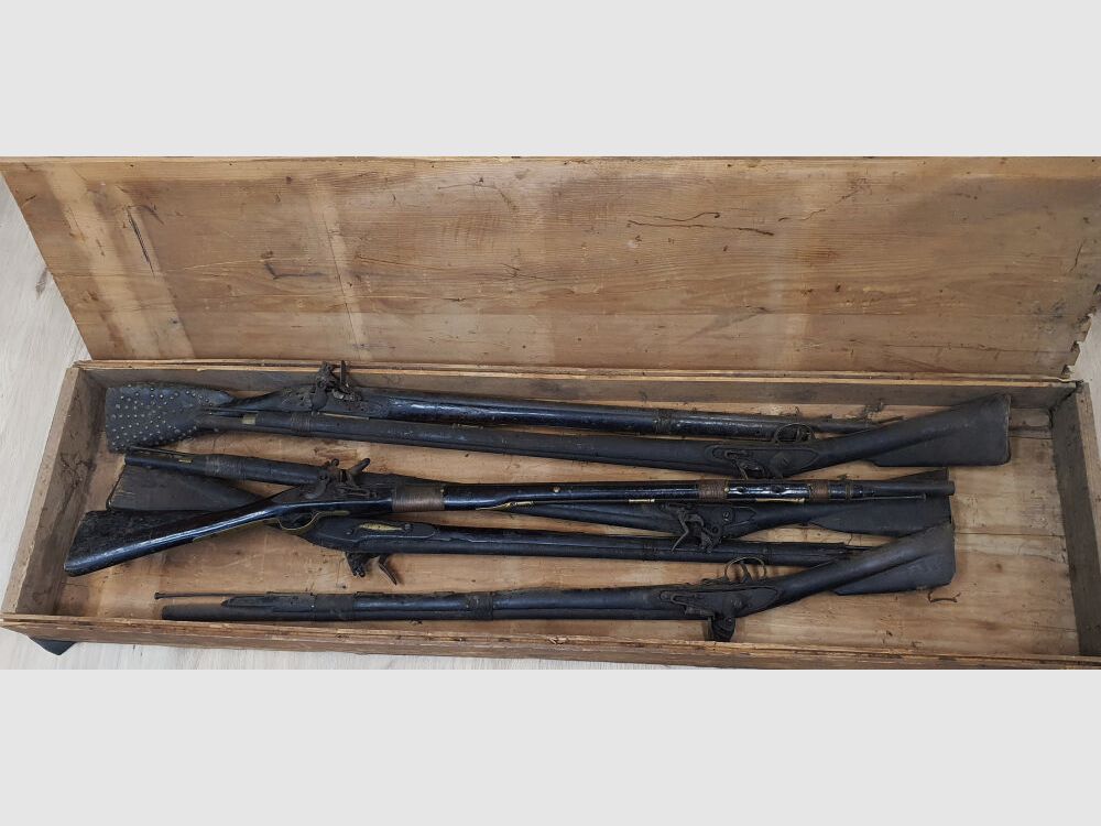 British Steinschlossgewehre für die Royal Niger Company um ca. 1830 in Transportkiste