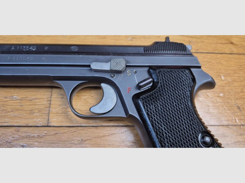 Bellissimo pistola SIG P210-2 – Mito del 9 para – Arma militare del 4° contratto – Circa 1955/56 – Bellissima brunitura – Funzionamento e canna da sogno – 2 caricatori aggiuntivi e fondina (il pacchetto completo!) forniti in aggiunta – Condizioni TBE++/TBE+++!, immagine 6 di 28
