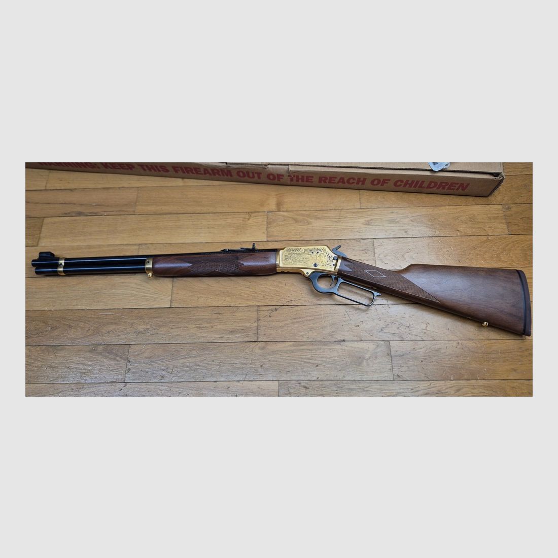 Superba carabina a leva Marlin modello 1894 S – Serie commemorativa "Sheriff Bat Masterson" molto rara – Esemplare 031 di sole 500 prodotte – Arma del 1994 – Marchio ‘JM’ per Marlin da Marlin – Cal. .44 mag – 9+1 colpi – Legno di noce di alta qualità con calciolo ammortizzante personalizzato – Meccanica da sogno – Canne di 51 cm con Micro-grooves sontuosi – Scatola originale e documenti – Pezzo eccezionale in condizioni pari al nuovo – TBE+++, immagine 26 di 37