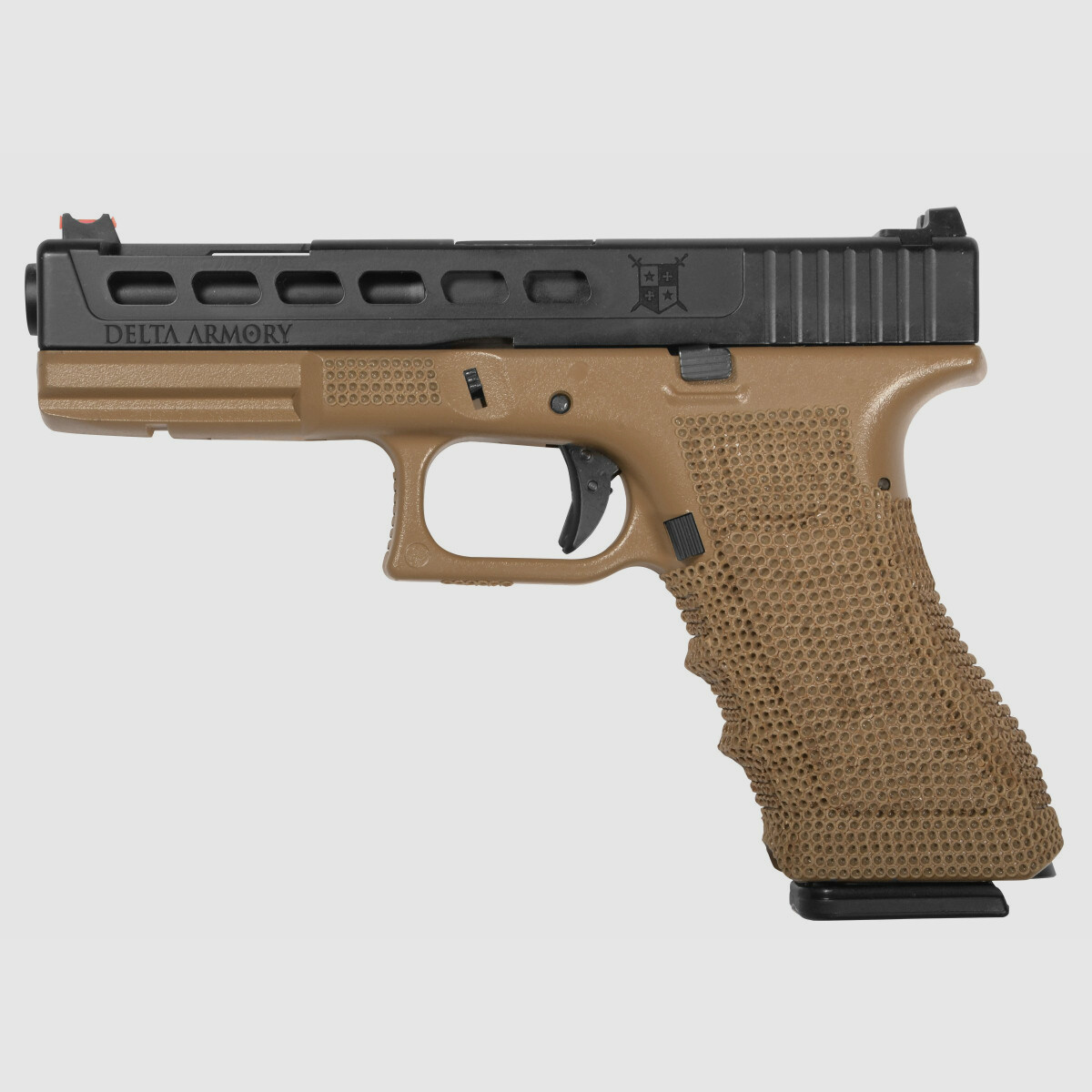 P06 GBB Airsoft Pistole in Tan | Delta Armory