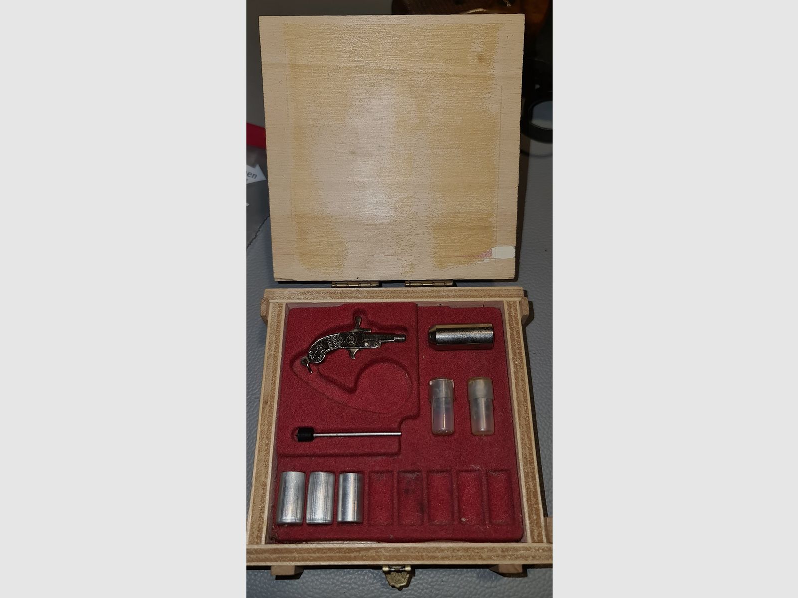 BERLOQUE KLEINSTE PISTOLE DER WELT / cal. 2mm / PTB 222 / SCHRECKSCHUSS PLATZ PISTOLE SILVESTER PYRO SAMMLER wenig ZUBEHÖR 