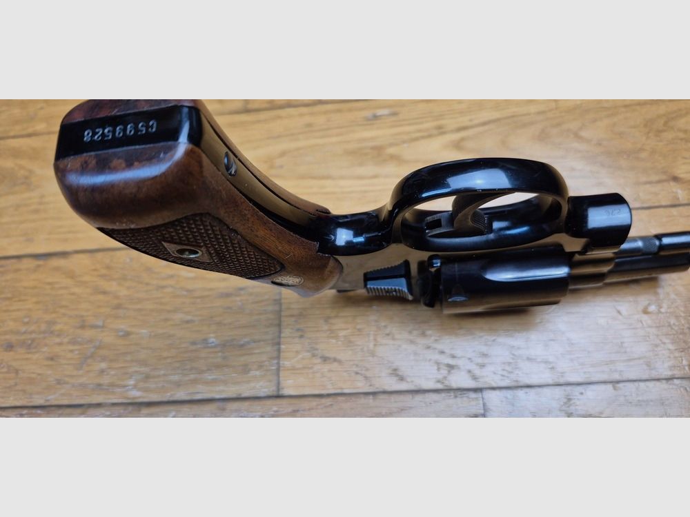 Selten und sehr schöner Revolver Smith&Wesson Mod 12-1 – Seltene Air Weight-Version des Military and Police von 1905 – Speziallegierung in Rahmen und Trommel aus Stahl – 6 Schüsse (und nicht 5!) im Kaliber 38 SP – Neuer 2 Zoll Lauf – Beeindruckende Waffe mit …. 520 Gramm im Rahmen KA! – Der große Bruder des Smith 37 – Schöne Smith-Konstruktion aus den großen Jahren – Waffe von 1962 – Im neuwertigen Zustand! – TBE+/TBE++, Bild 10 von 23