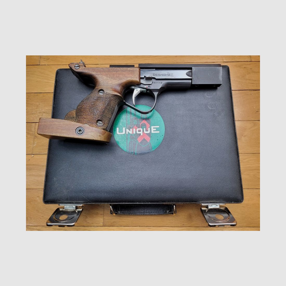 Ottima pistola DES 69/U – Fabbricata in Francia da Unique a Hendaye – Cal. 22 LR – Calcio anatomico regolabile in noce – Caricatore da 10 colpi – Grilletto regolabile – Doppia bossolo – Set di contrappesi – Tutto in acciaio lavorato – Ottime condizioni, immagine 2 di 27