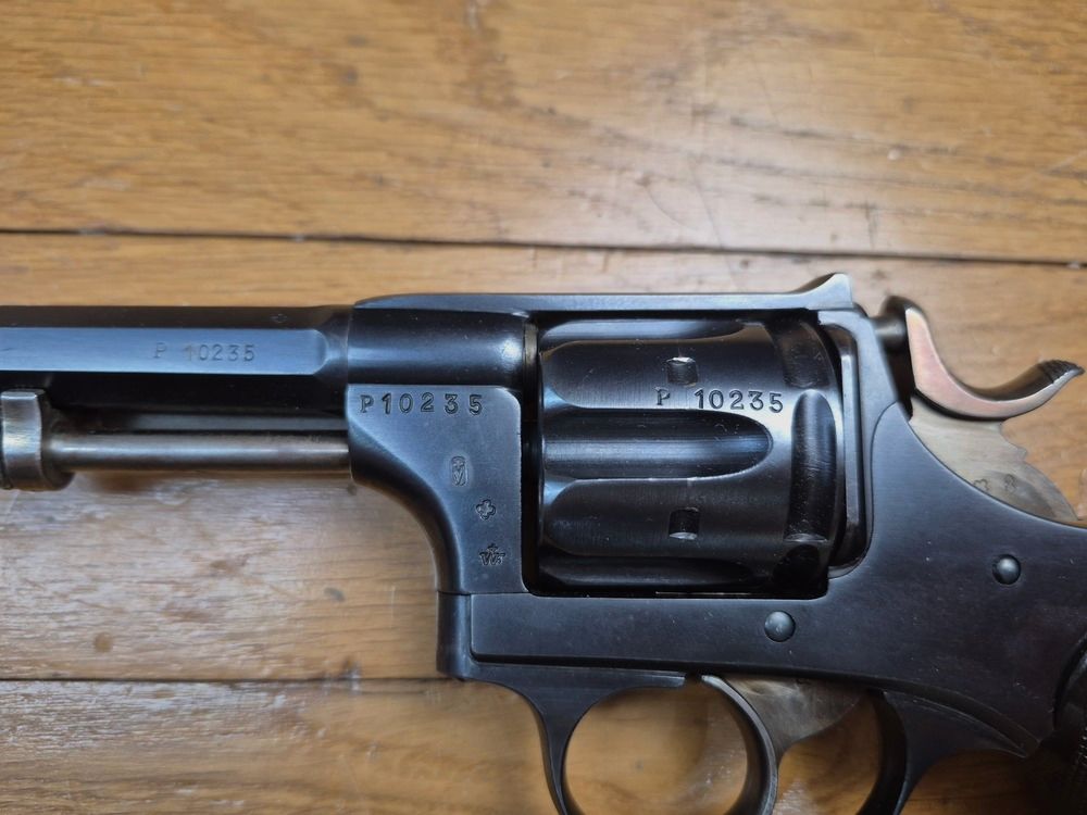 Sehr schöner Schweizer Revolver Modell 1882 (und nicht 1882-29!) – Kal. .7.5 Schweizer – Seltene „private“ Herstellung des Arsenal Bern – 5.903 Exemplare W+F Bern „P“ von nur 37.255 Waffen – Waffe 1. Klasse – quasi neu und Kategorie D! – TBE++, Bild 20 von 22