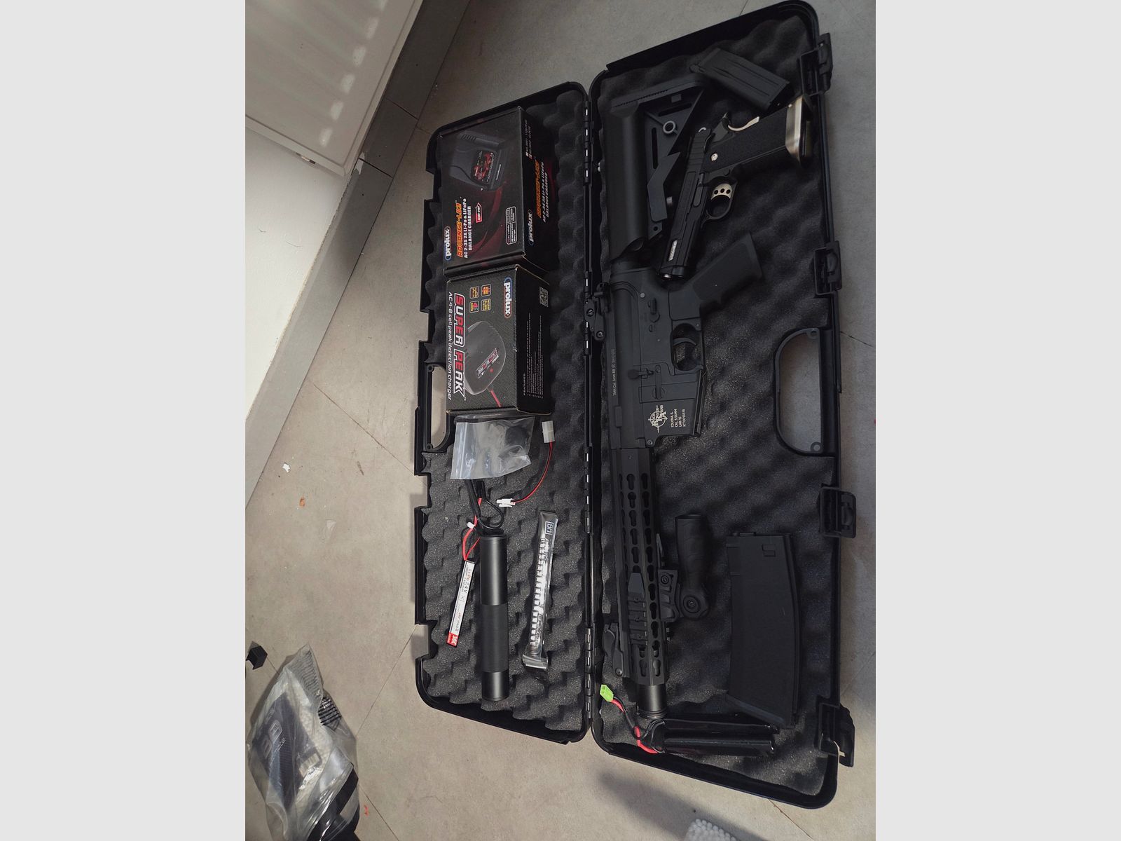 2 uszkodzone Airsofty – WE T-Rex Hi-Capa & Specna Arms SA-7 Core (do majsterkowania / na części)